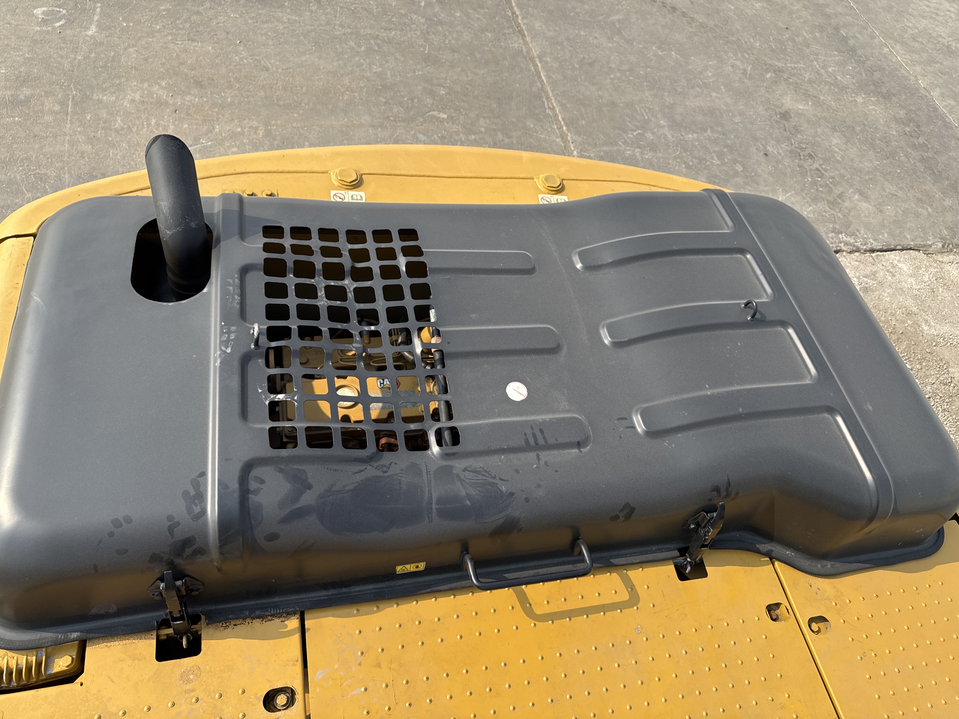 MDX-013-Cat-323D3-Medium-excavators-inspection-Structure-Sheet-metal-(fiberglass)-2