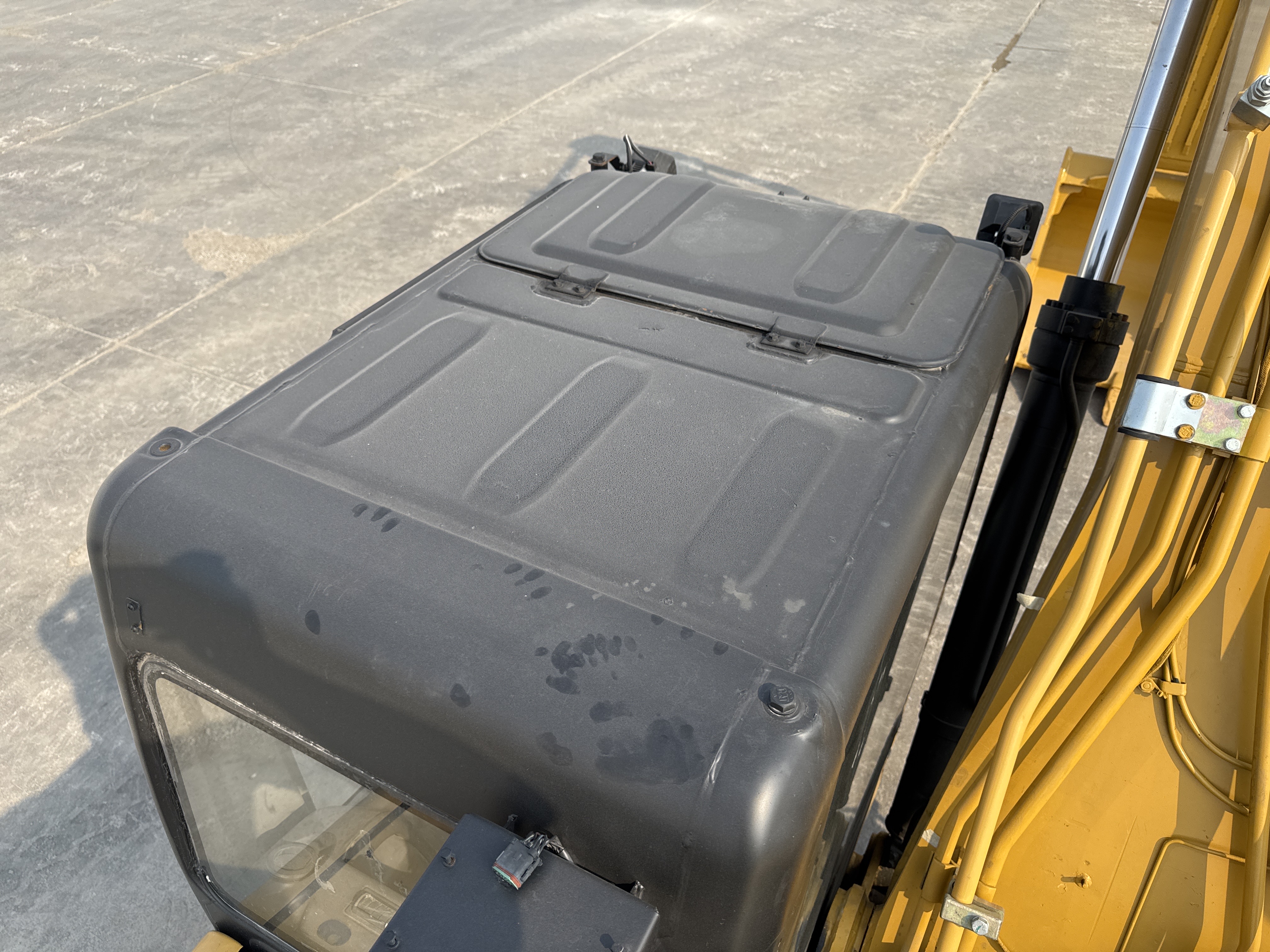 MDX-013-Cat-323D3-Medium-excavators-inspection-Structure-Sheet-metal-(fiberglass)-2