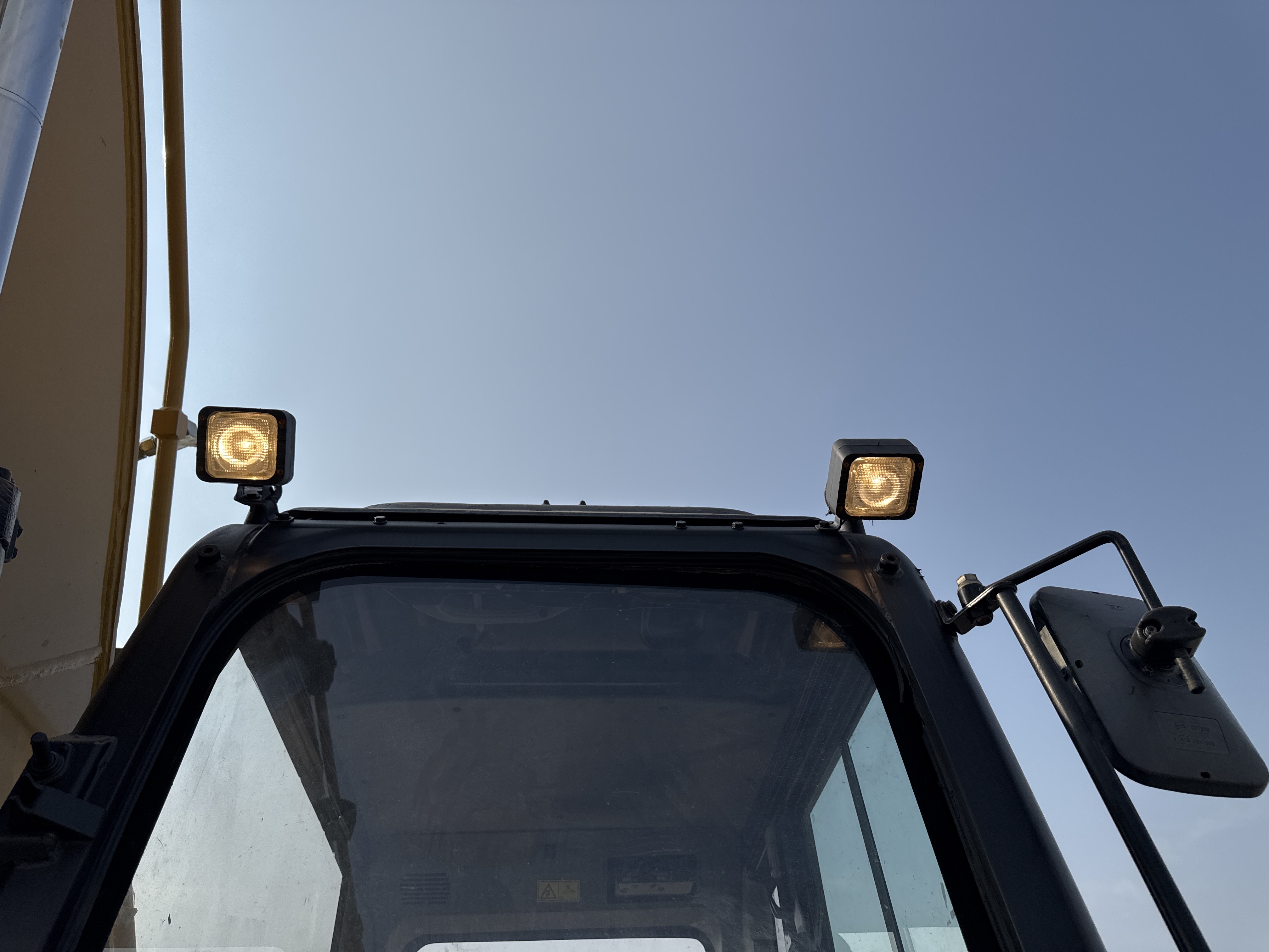 MDX-013-Cat-323D3-Medium-excavators-inspection-Structure-Exterior-lights-2