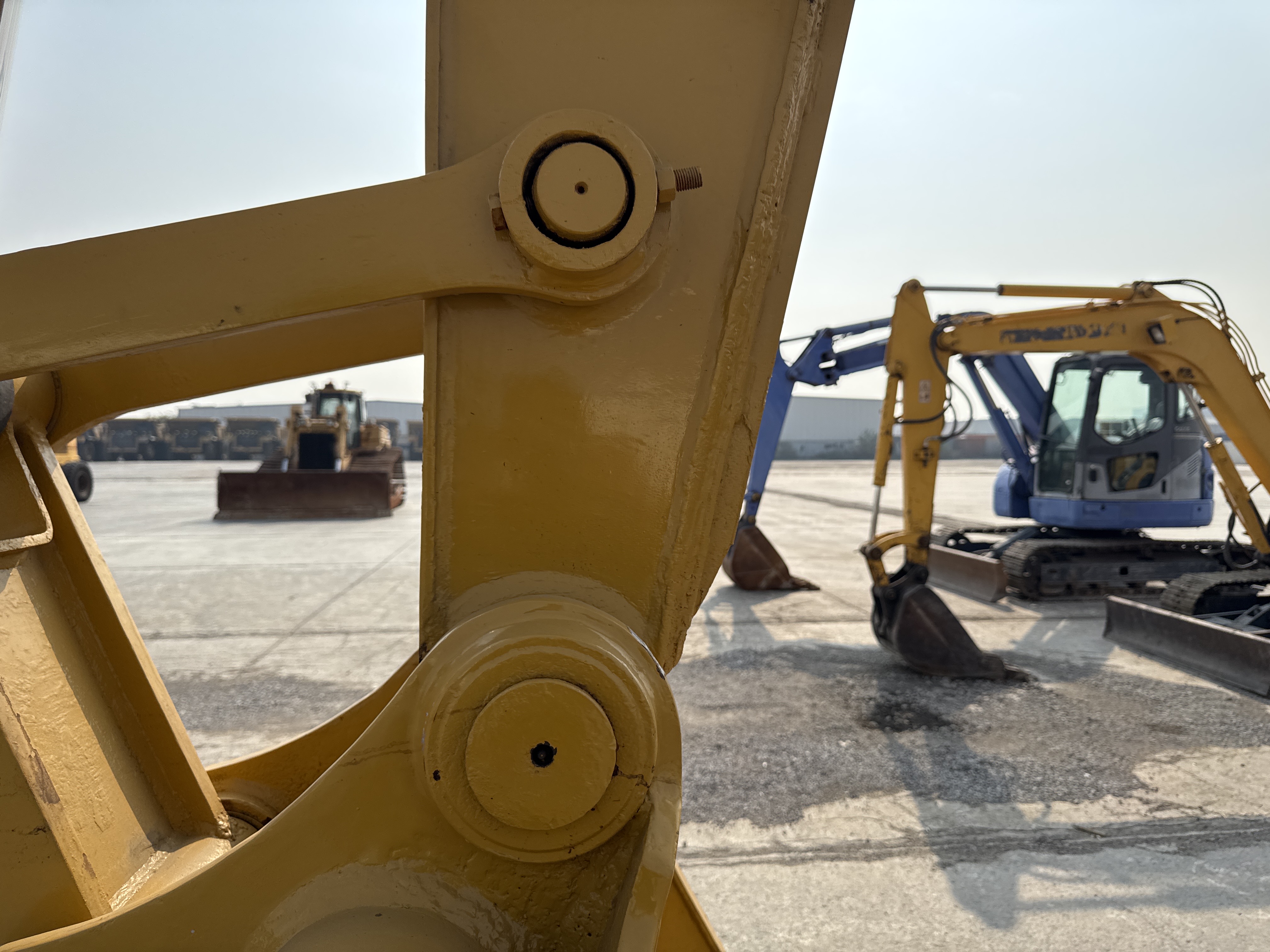 MDX-013-Cat-323D3-Medium-excavators-inspection-Chassis-Pin-and-bushings-stick-to-bucket-2