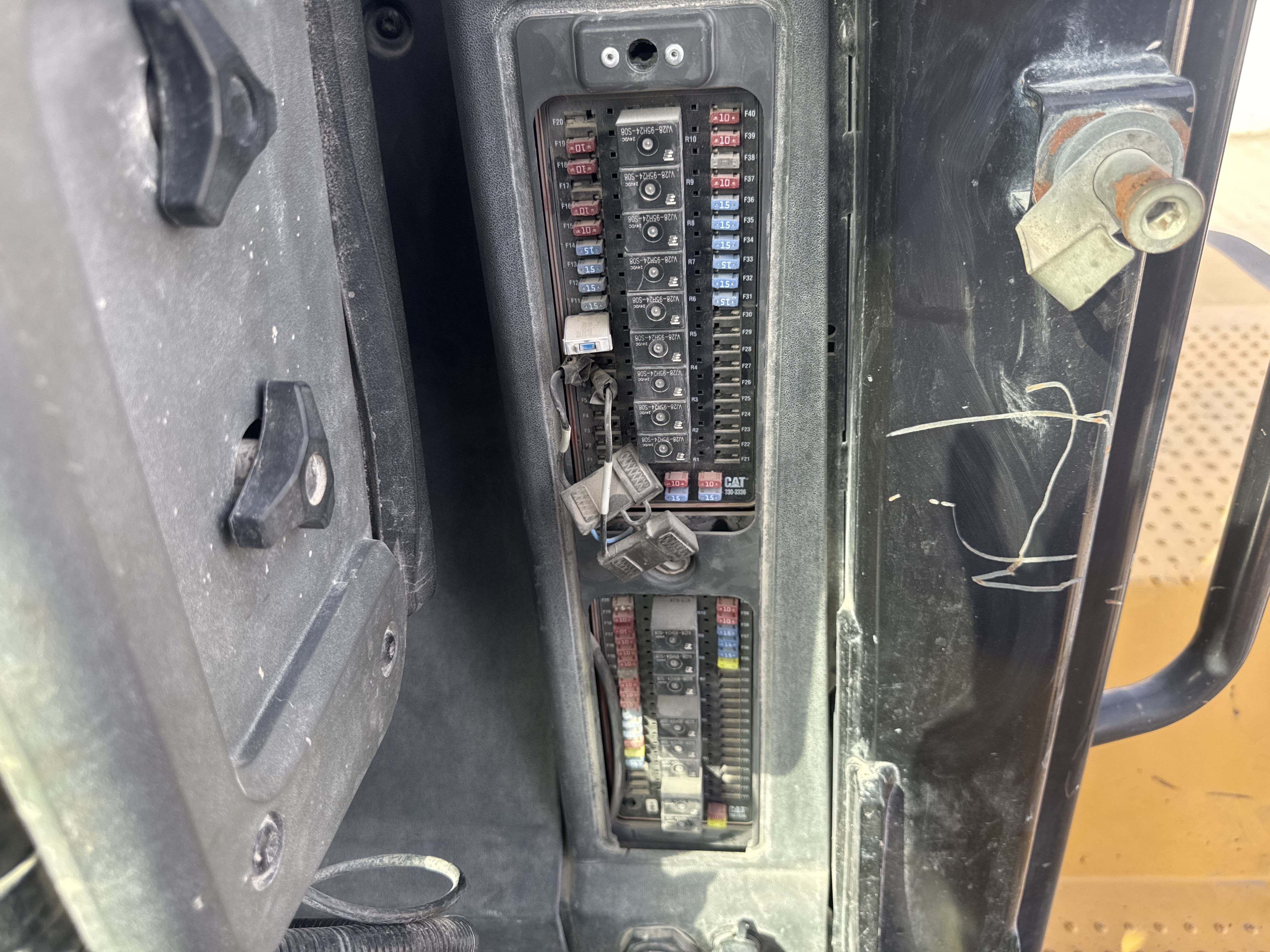 WHL-014-Cat-980K-Wheel-loaders-inspection-Electronic-Fuse-box-1
