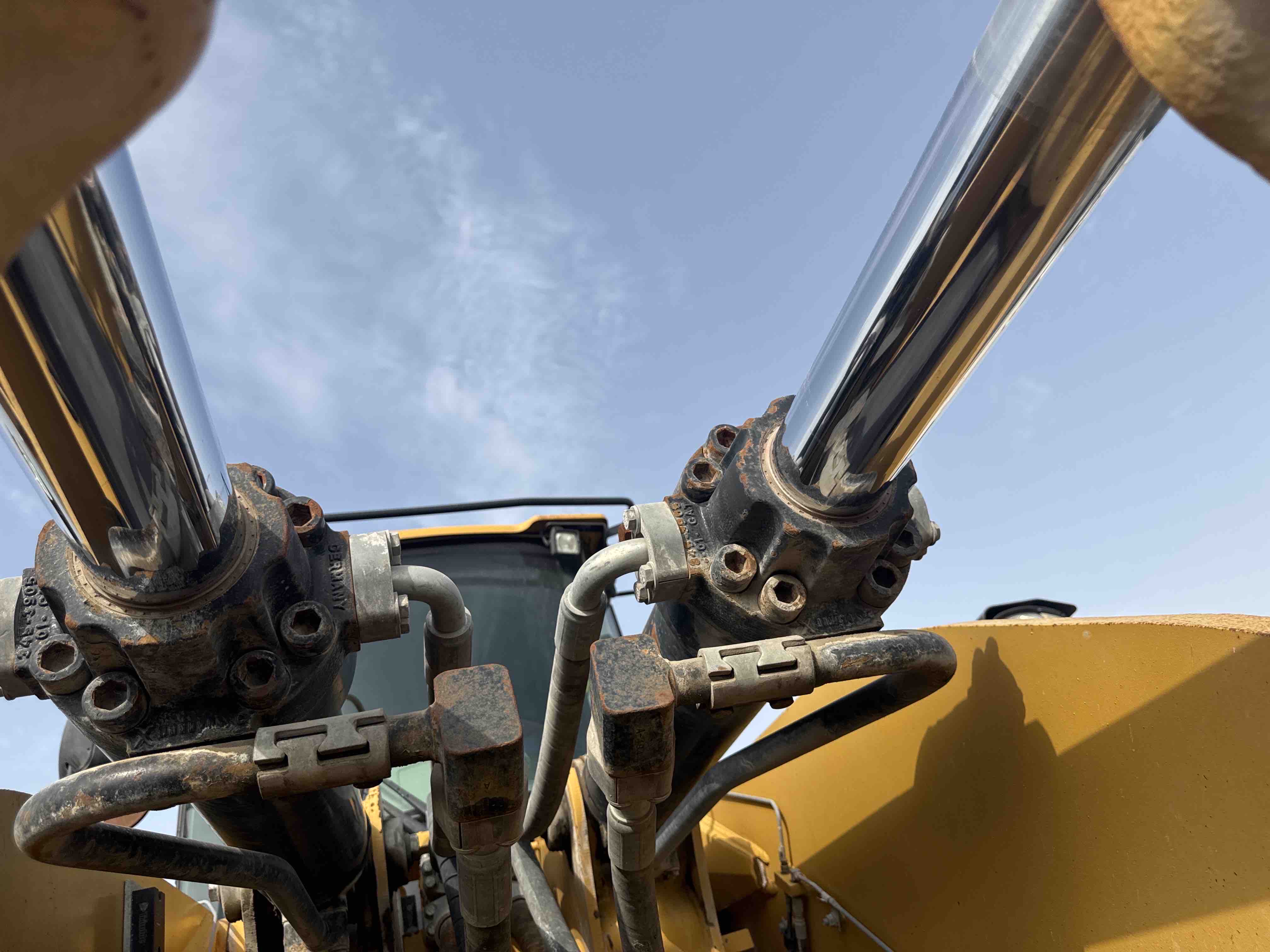 WHL-014-Cat-980K-Wheel-loaders-inspection-Hydraulics-Bucket-tilt-cylinders-1
