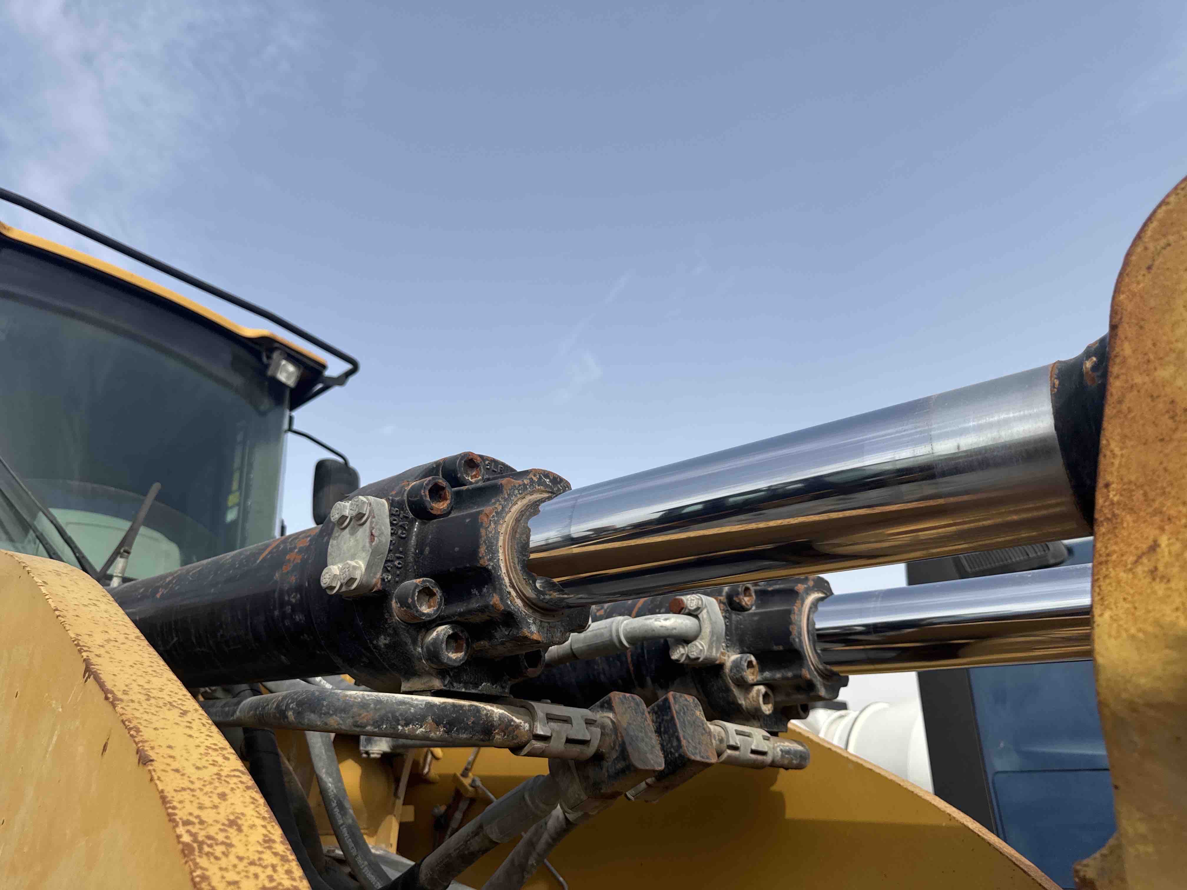 WHL-014-Cat-980K-Wheel-loaders-inspection-Hydraulics-Bucket-tilt-cylinders-1