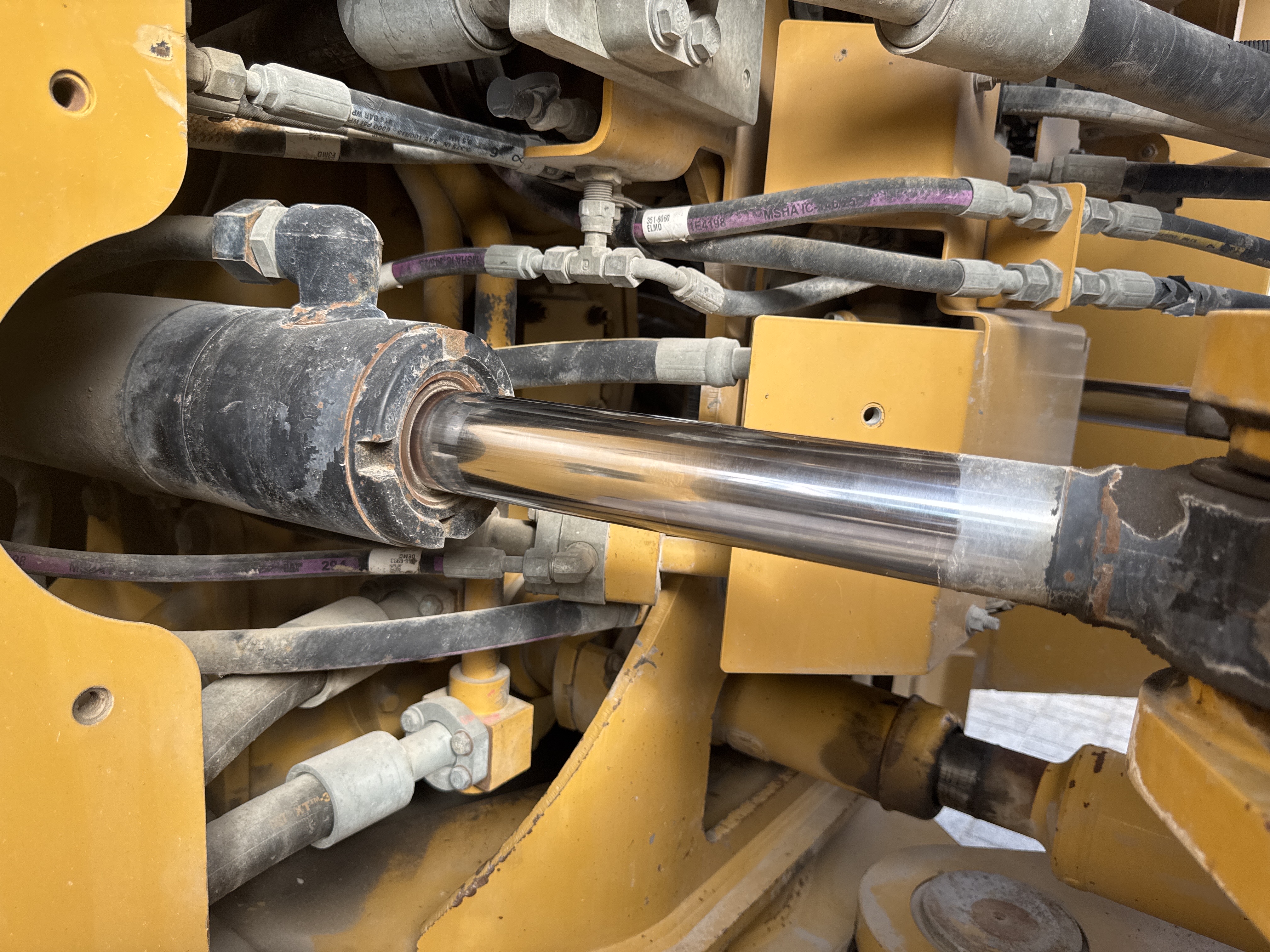 WHL-014-Cat-980K-Wheel-loaders-inspection-Hydraulics-Steering-cylinders-1