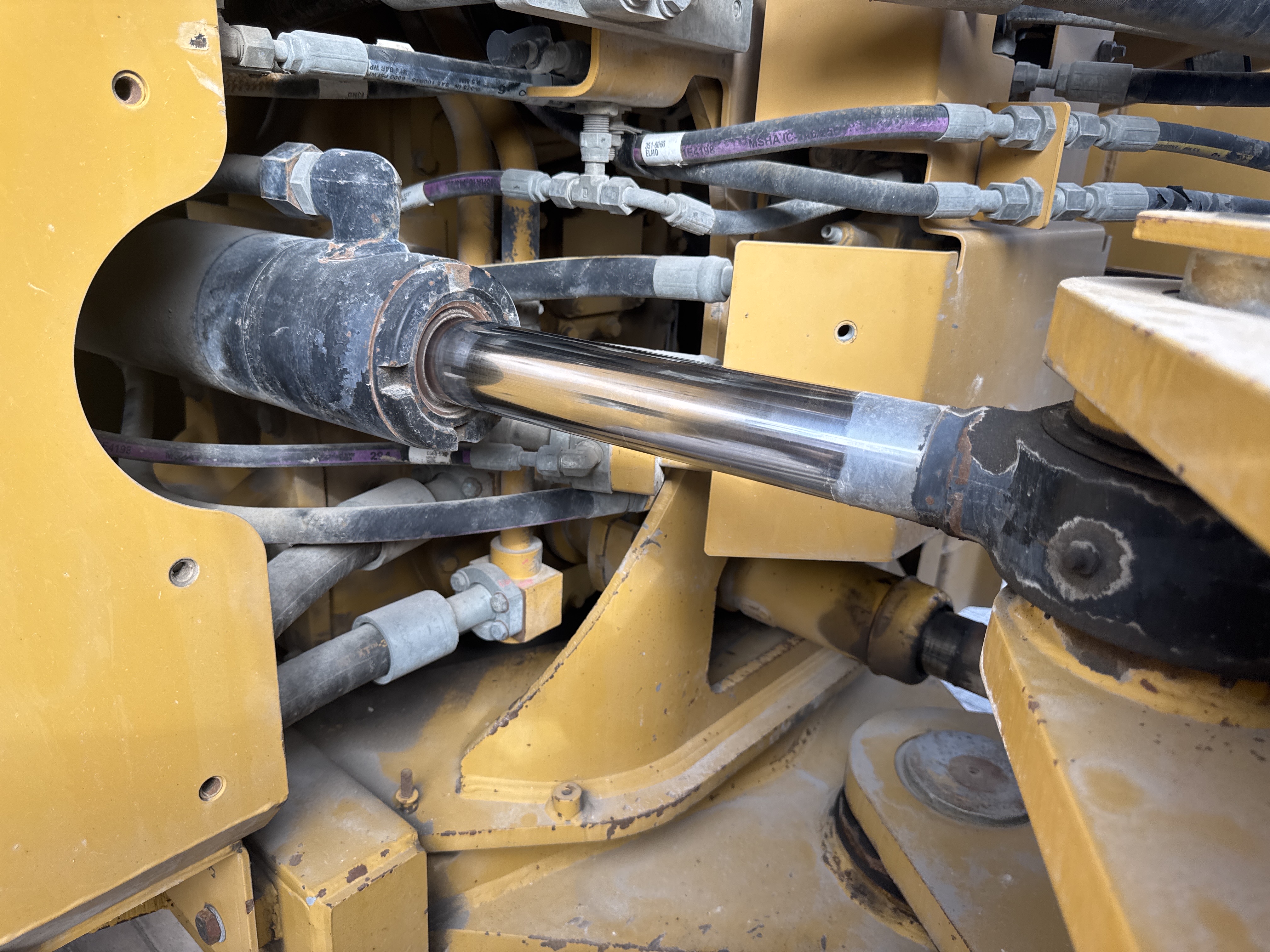 WHL-014-Cat-980K-Wheel-loaders-inspection-Hydraulics-Steering-cylinders-1