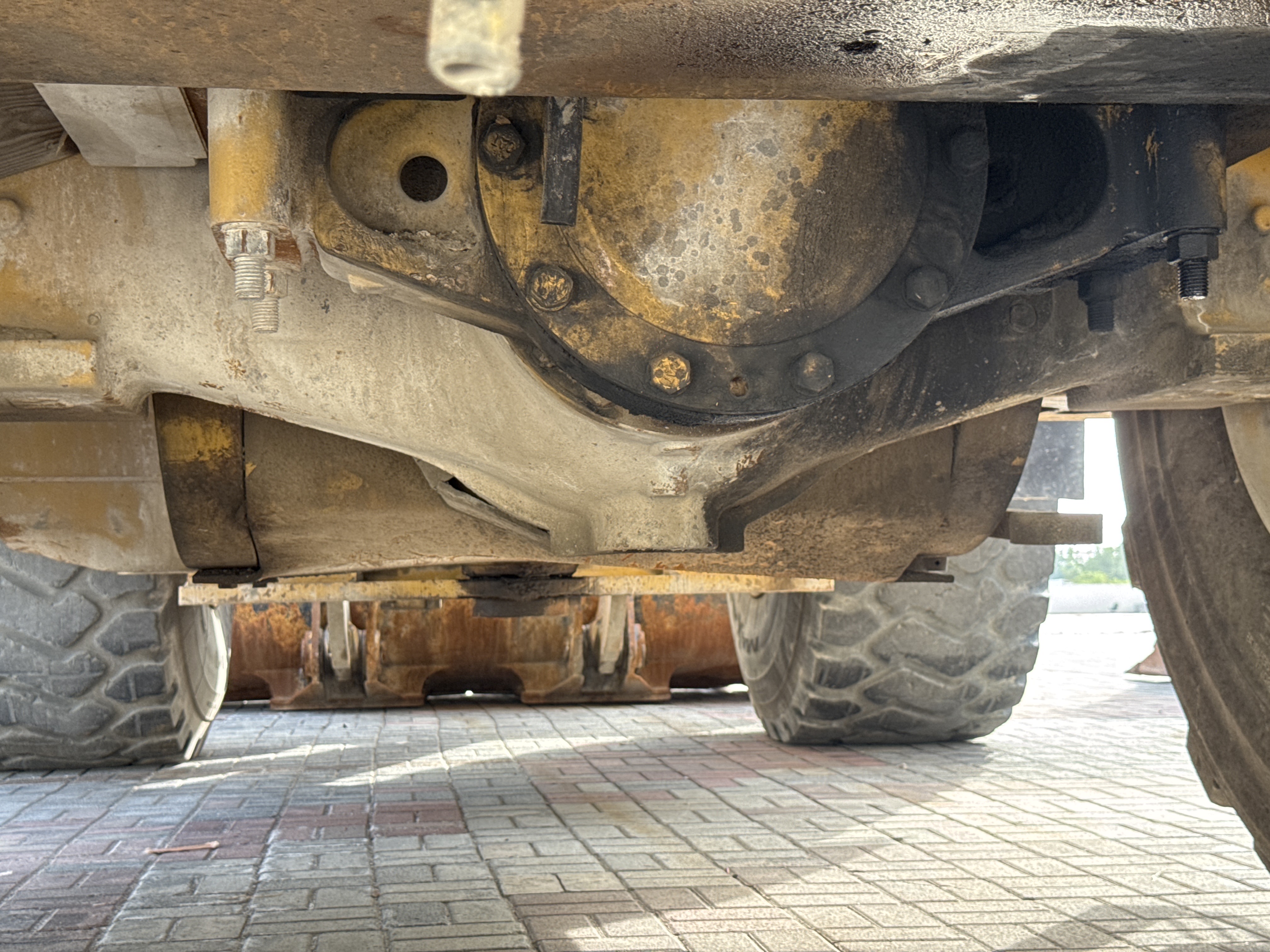 WHL-014-Cat-980K-Wheel-loaders-inspection-Drive-system-Axle-housing-1