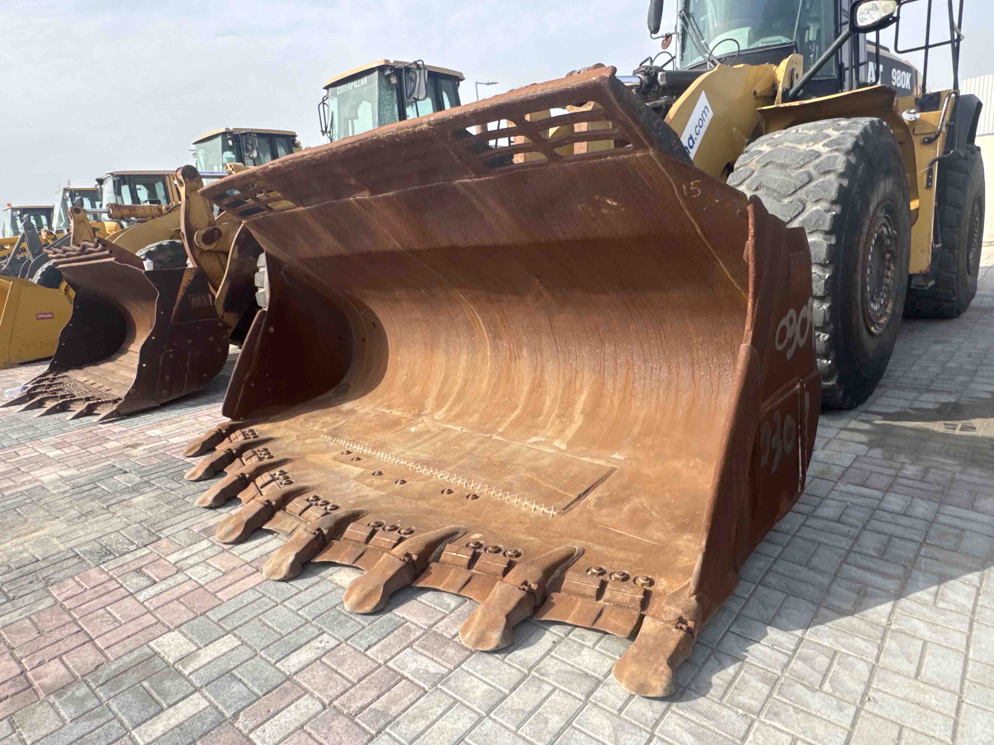 WHL-014-Cat-980K-Wheel-loaders-inspection-Attachments-Loader-bucket-condition-1