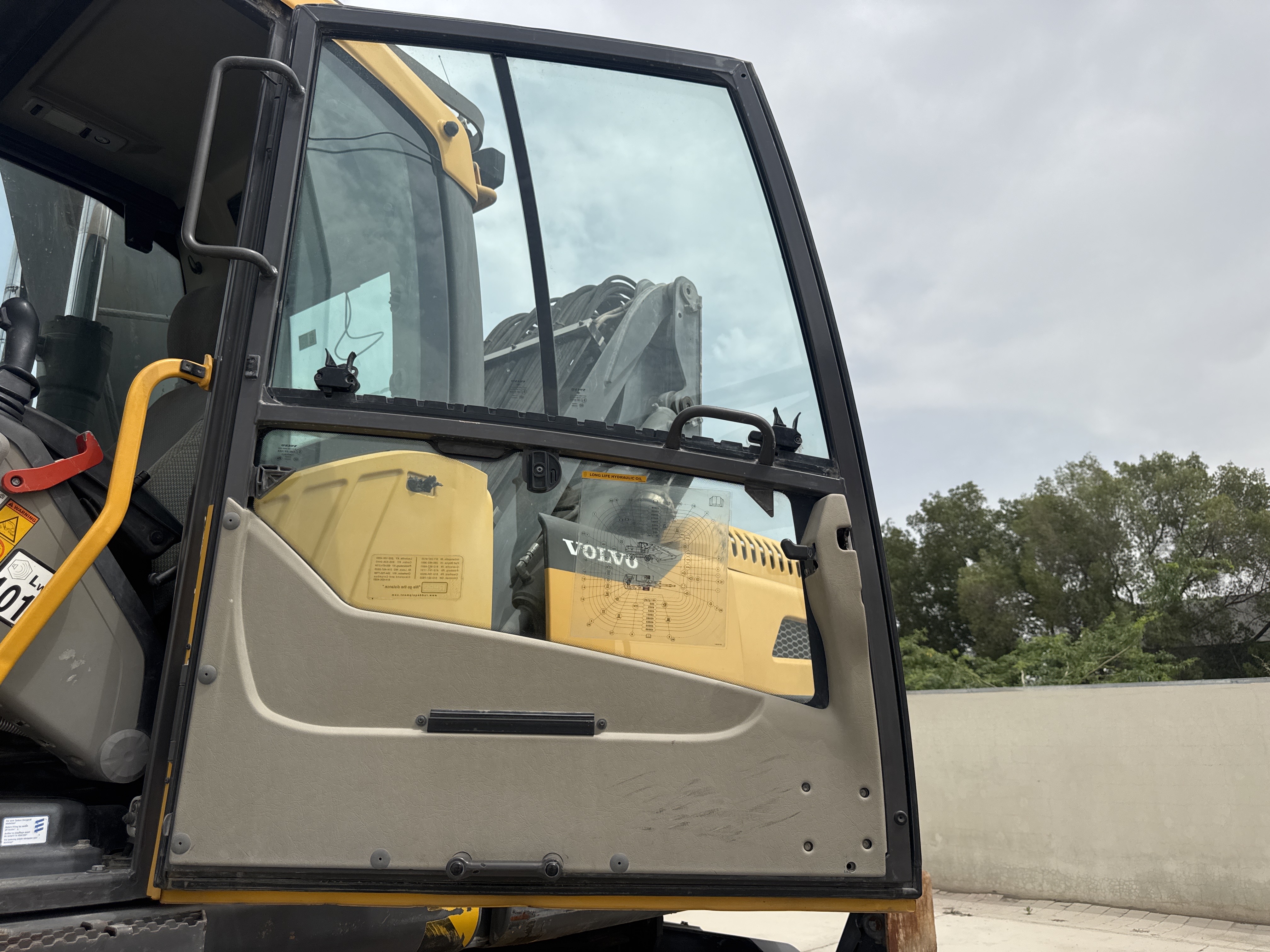 WLX-001-Volvo-EW160D-Wheel-excavators-inspection-Structure-Doors-1
