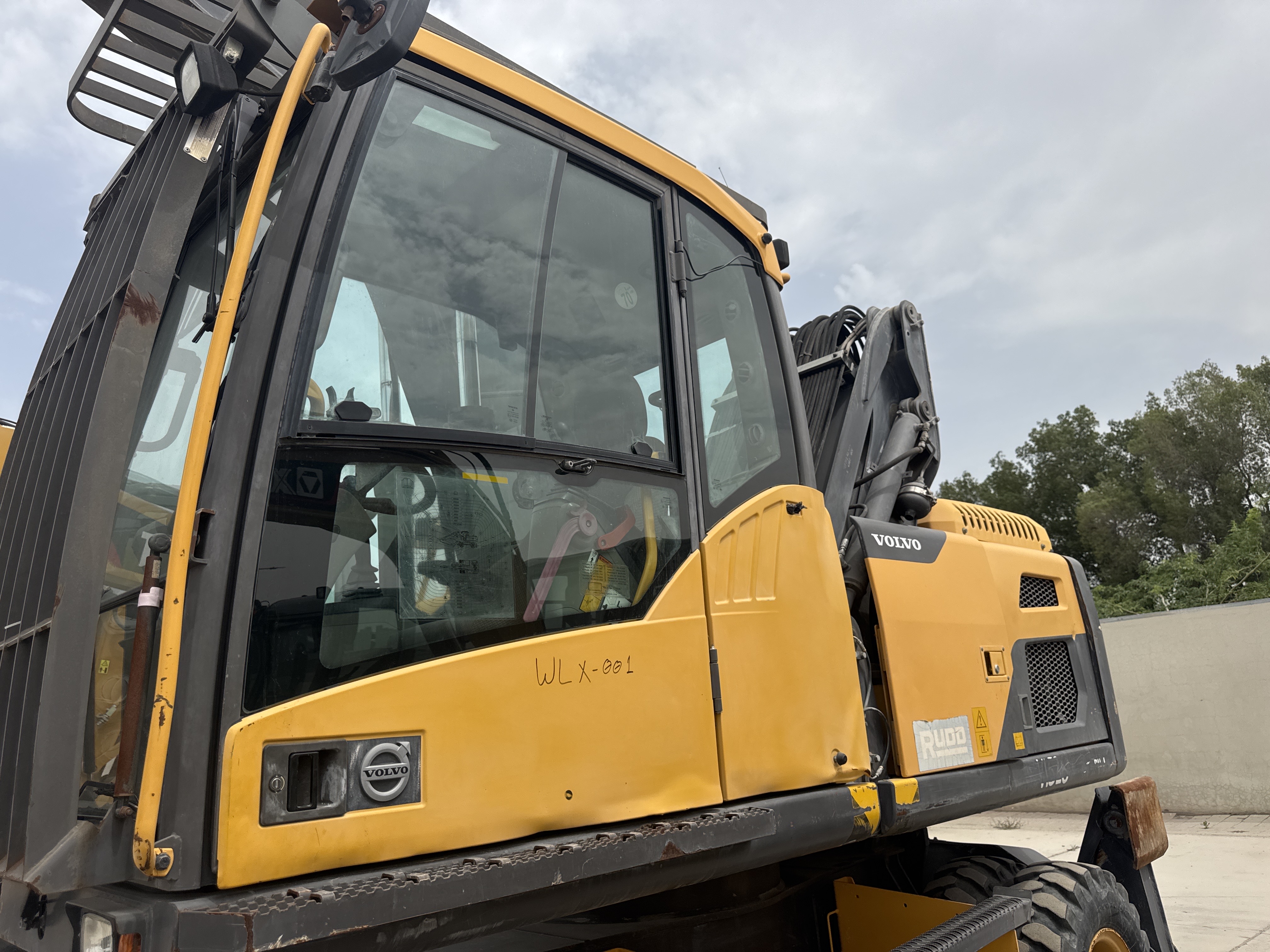 WLX-001-Volvo-EW160D-Wheel-excavators-inspection-Structure-Doors-1