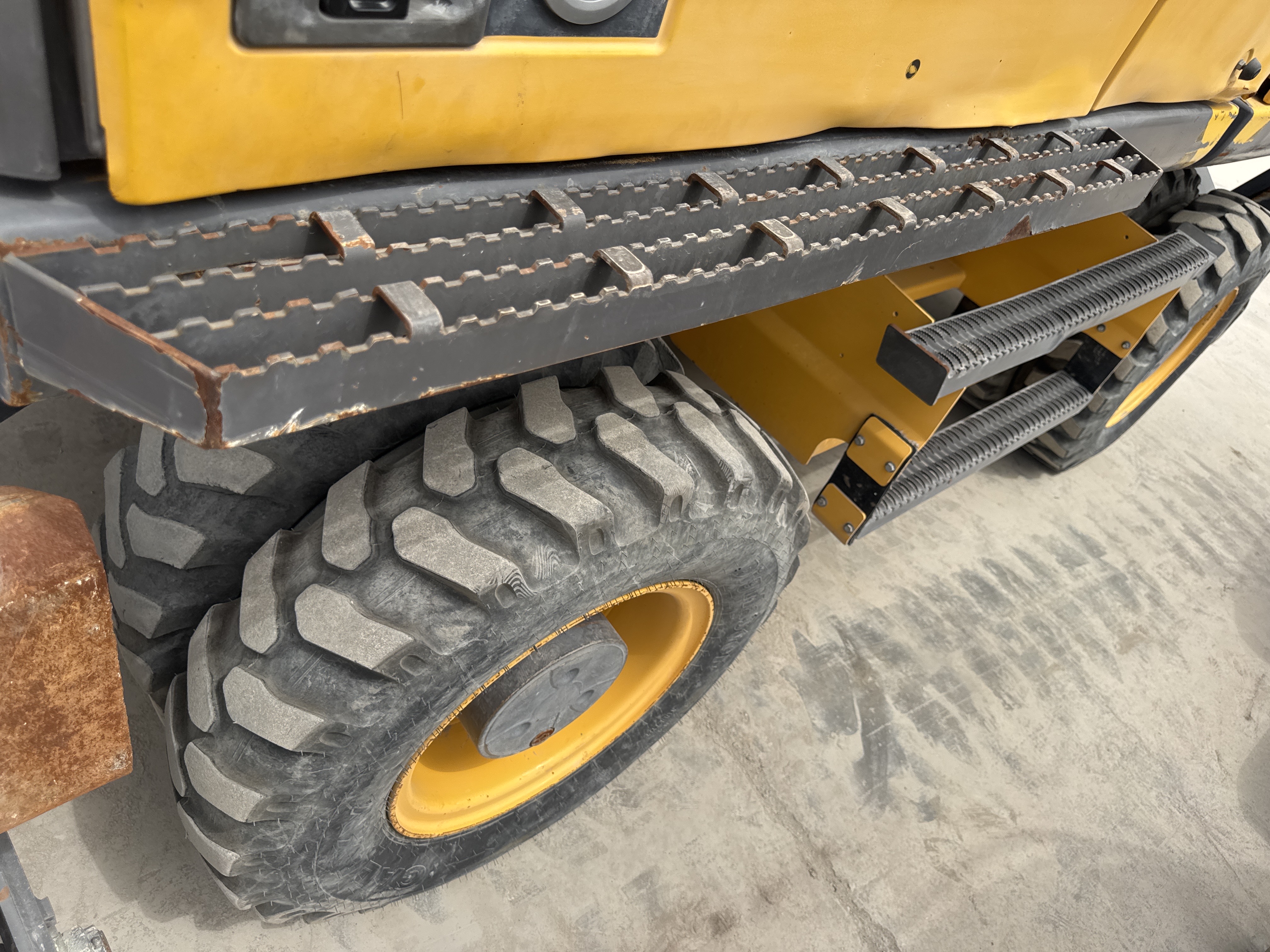 WLX-001-Volvo-EW160D-Wheel-excavators-inspection-Structure-Steps/ladders-1