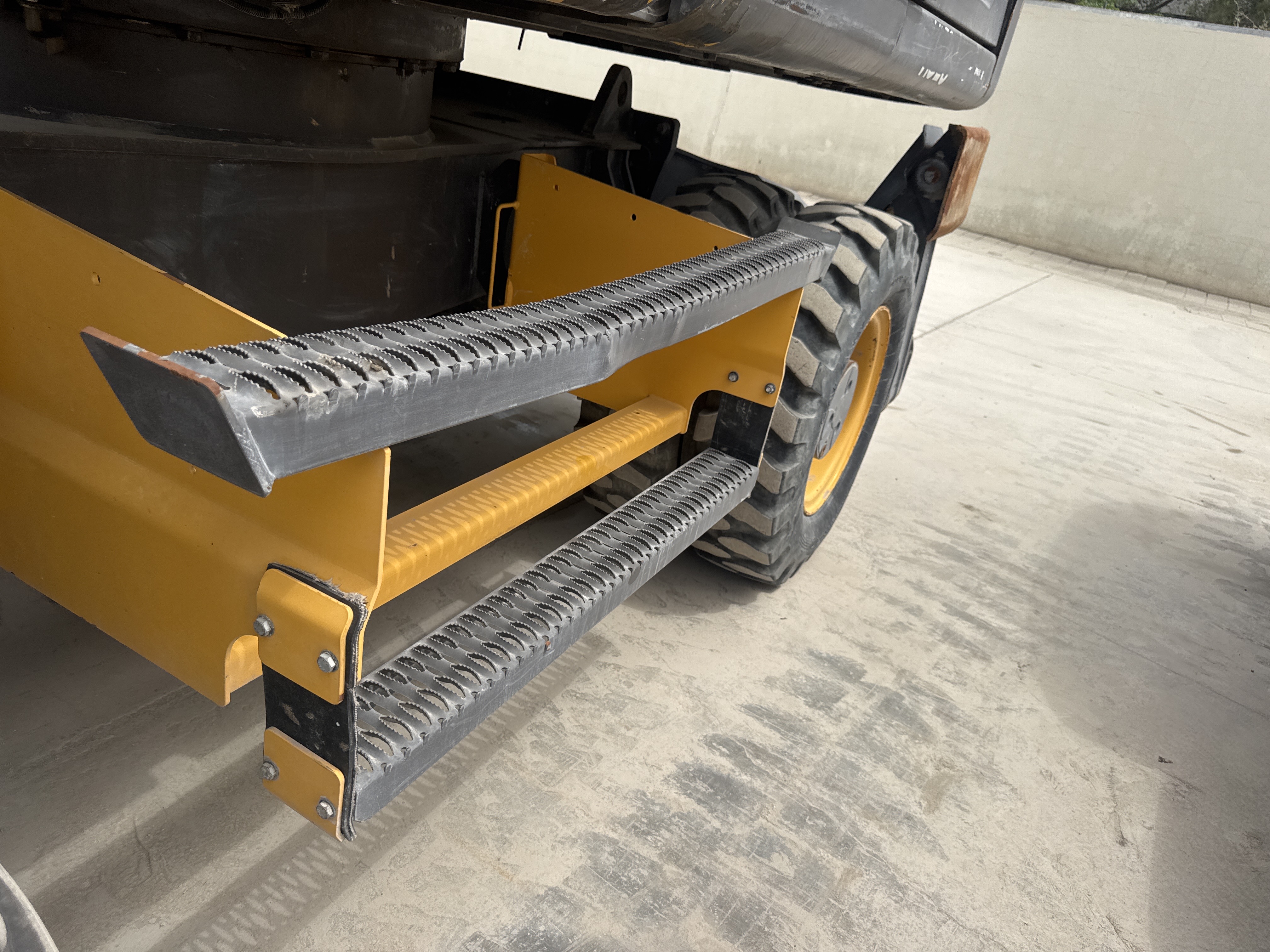 WLX-001-Volvo-EW160D-Wheel-excavators-inspection-Structure-Steps/ladders-1