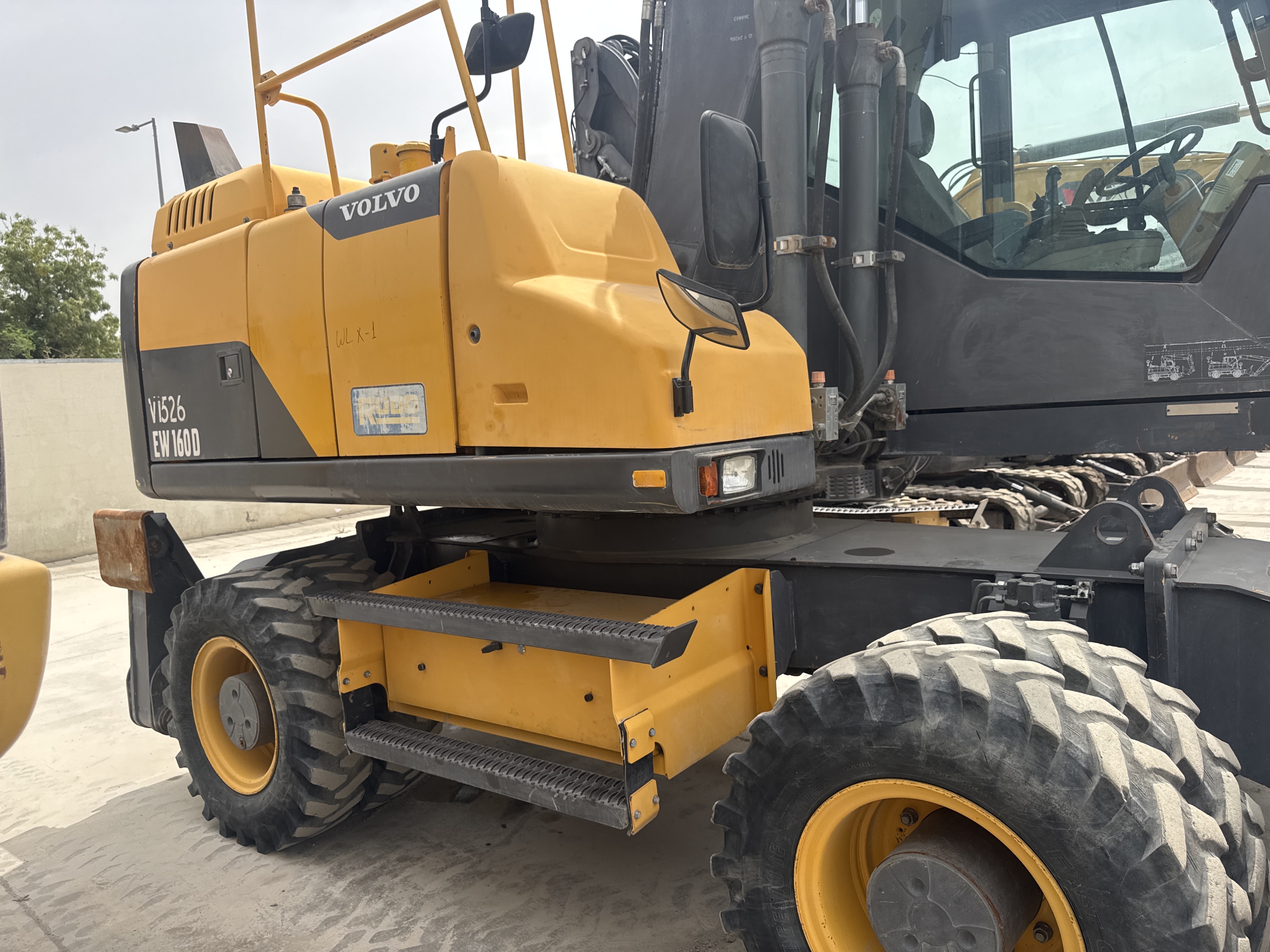 WLX-001-Volvo-EW160D-Wheel-excavators-inspection-Structure-Paint-1