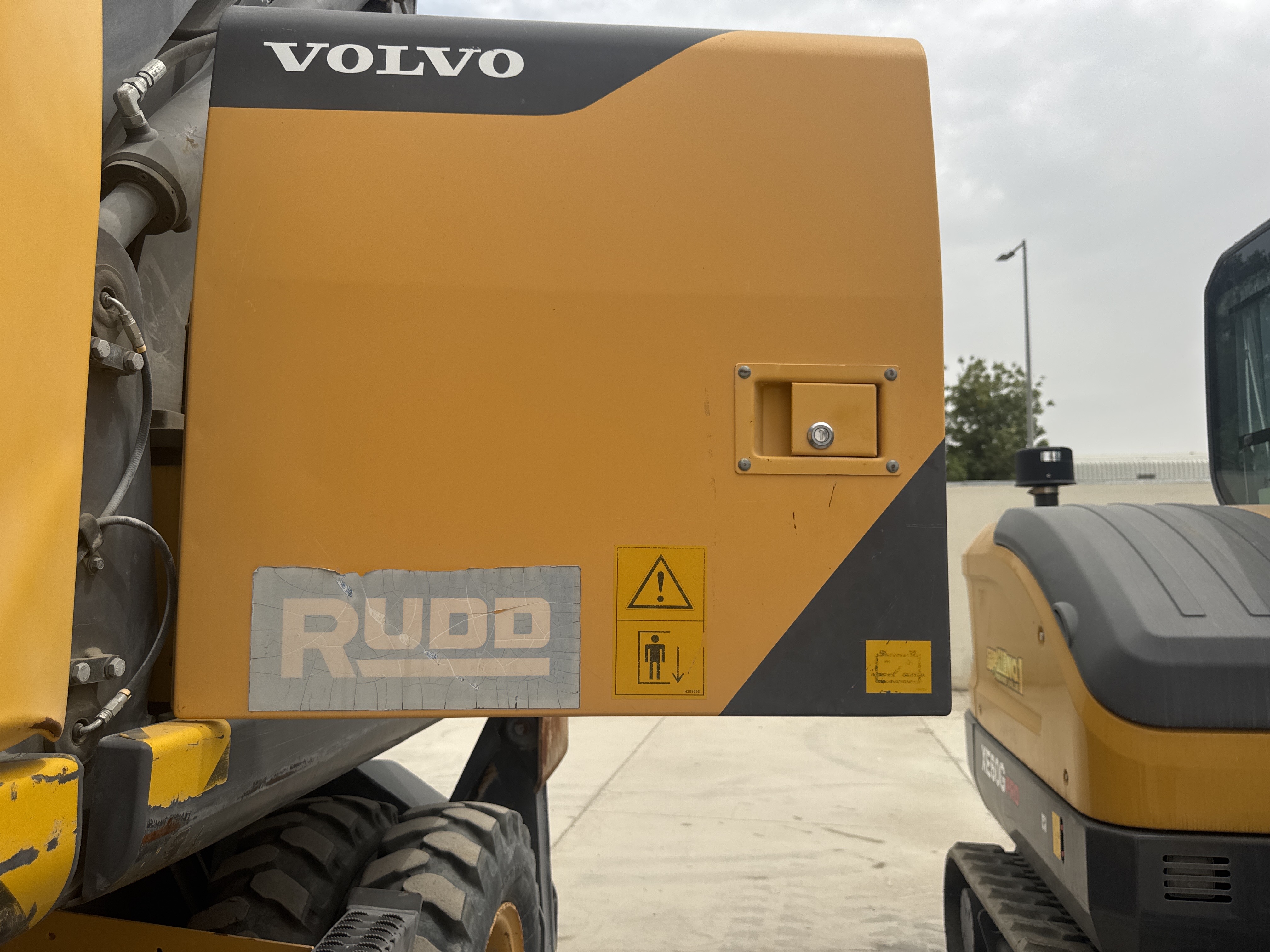 WLX-001-Volvo-EW160D-Wheel-excavators-inspection-Structure-Sheet-metal-(fiberglass)-1