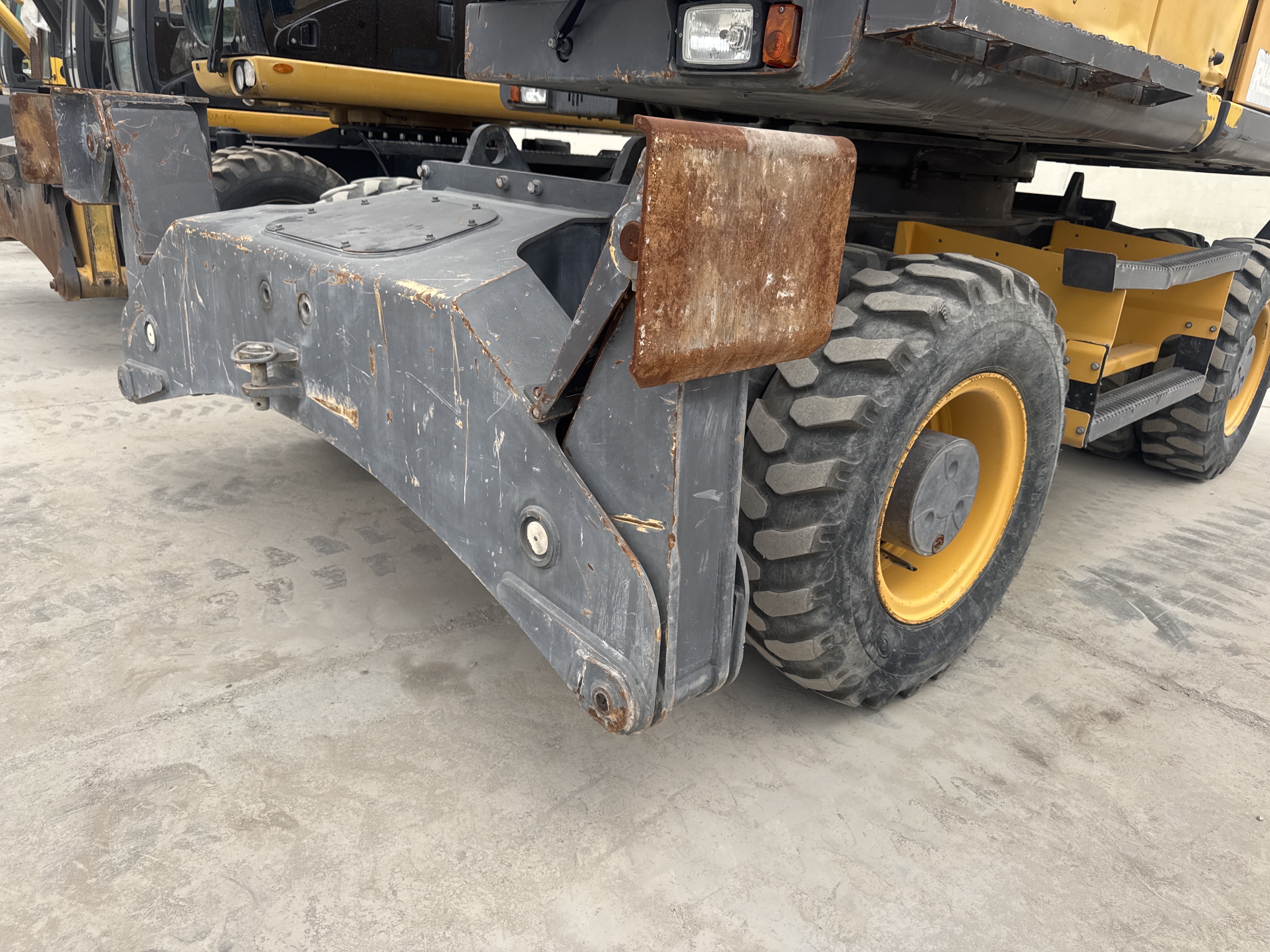 WLX-001-Volvo-EW160D-Wheel-excavators-inspection-Structure-Outriggers-1