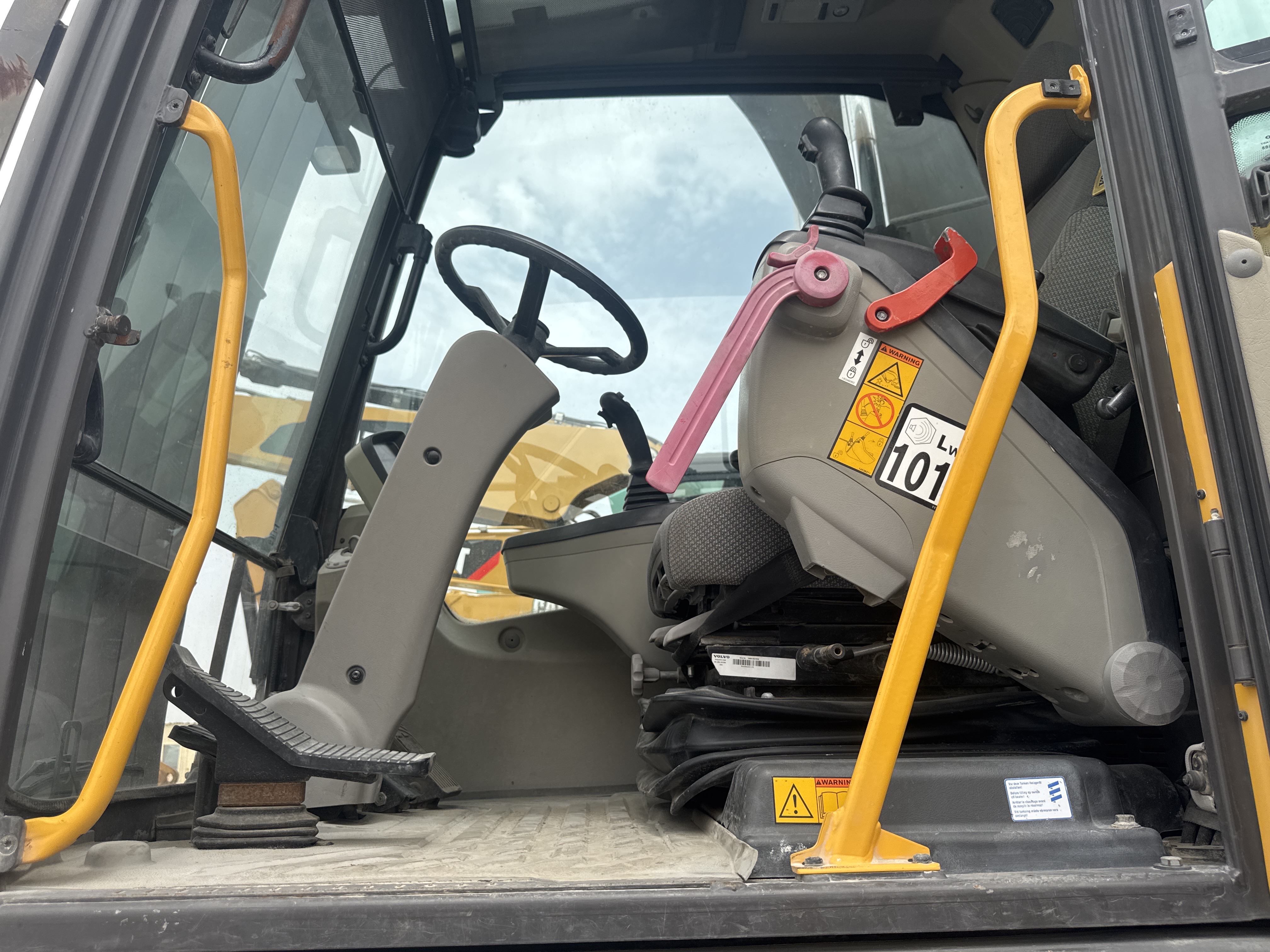WLX-001-Volvo-EW160D-Wheel-excavators-inspection-Structure-Handrails-1