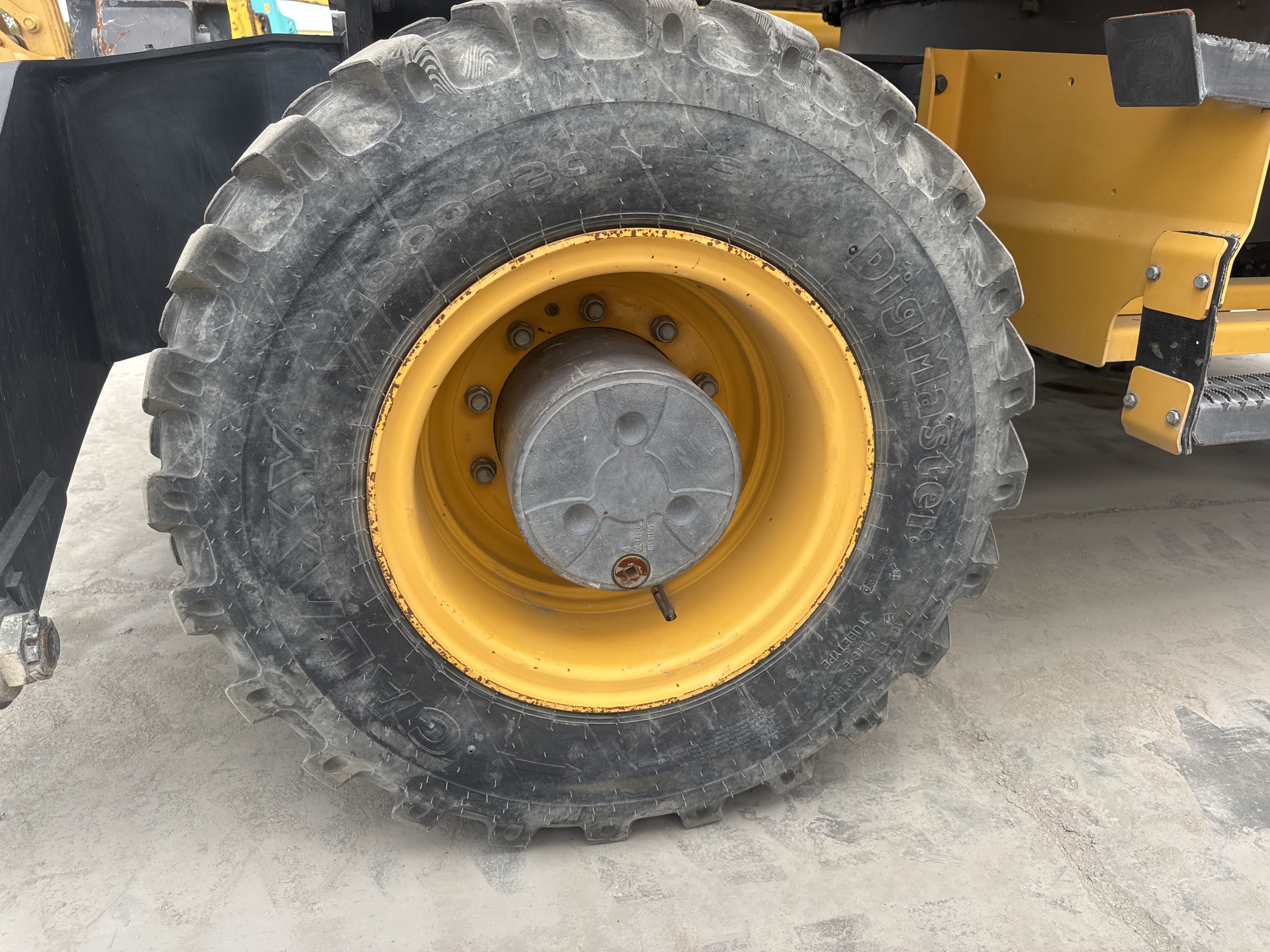 WLX-001-Volvo-EW160D-Wheel-excavators-inspection-Chassis-Left-front-tire-/-wheel-hub---condition-1