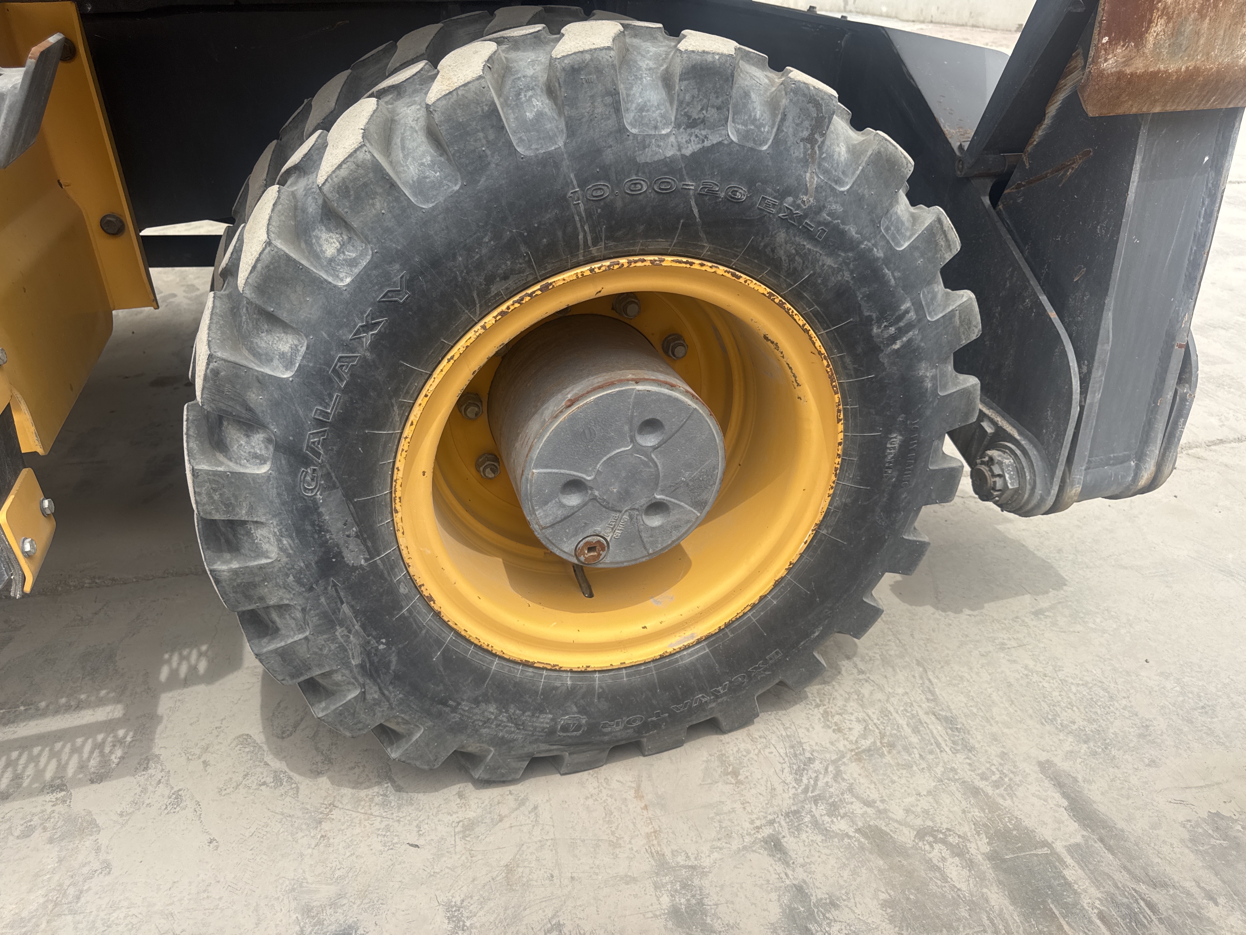 WLX-001-Volvo-EW160D-Wheel-excavators-inspection-Chassis-Left-rear-tire-/-wheel-hub---condition-1
