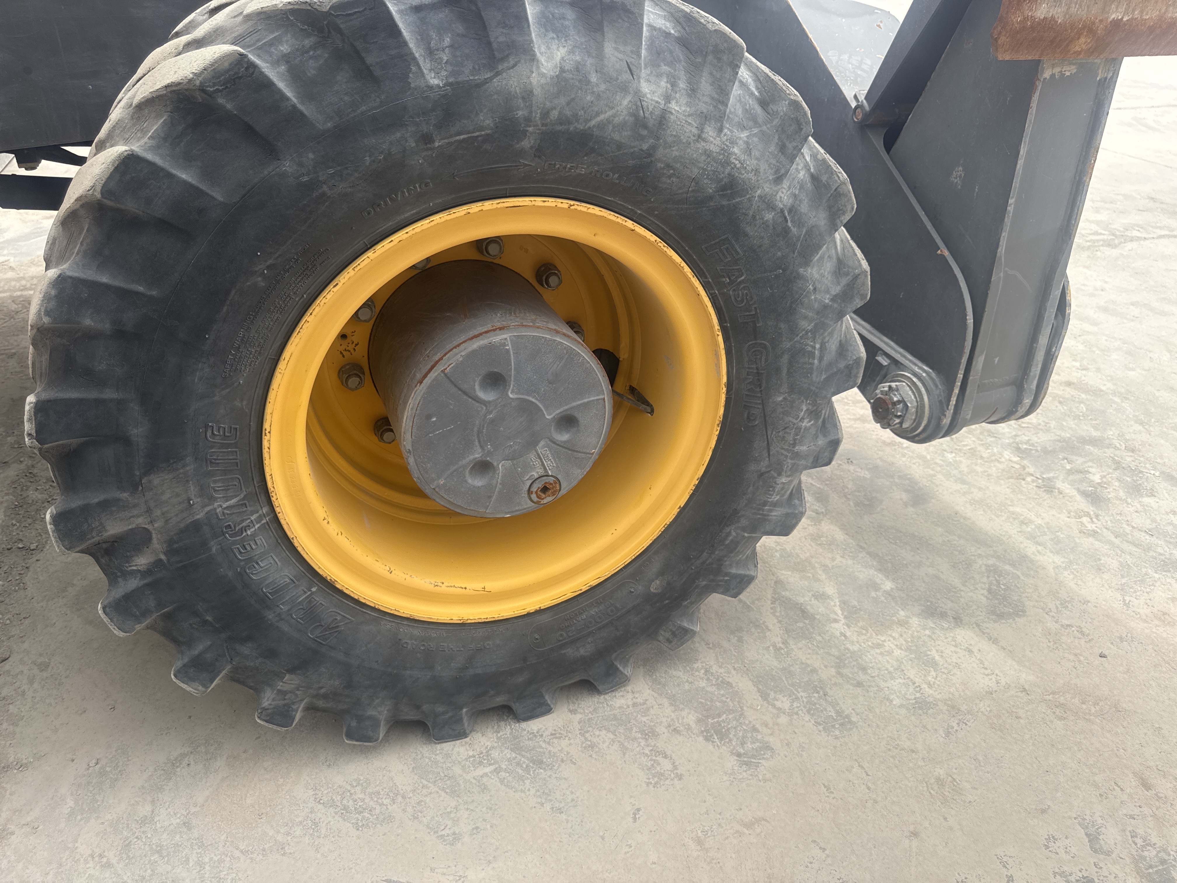 WLX-001-Volvo-EW160D-Wheel-excavators-inspection-Chassis-Right-front-tire-/-wheel-hub---condition-1