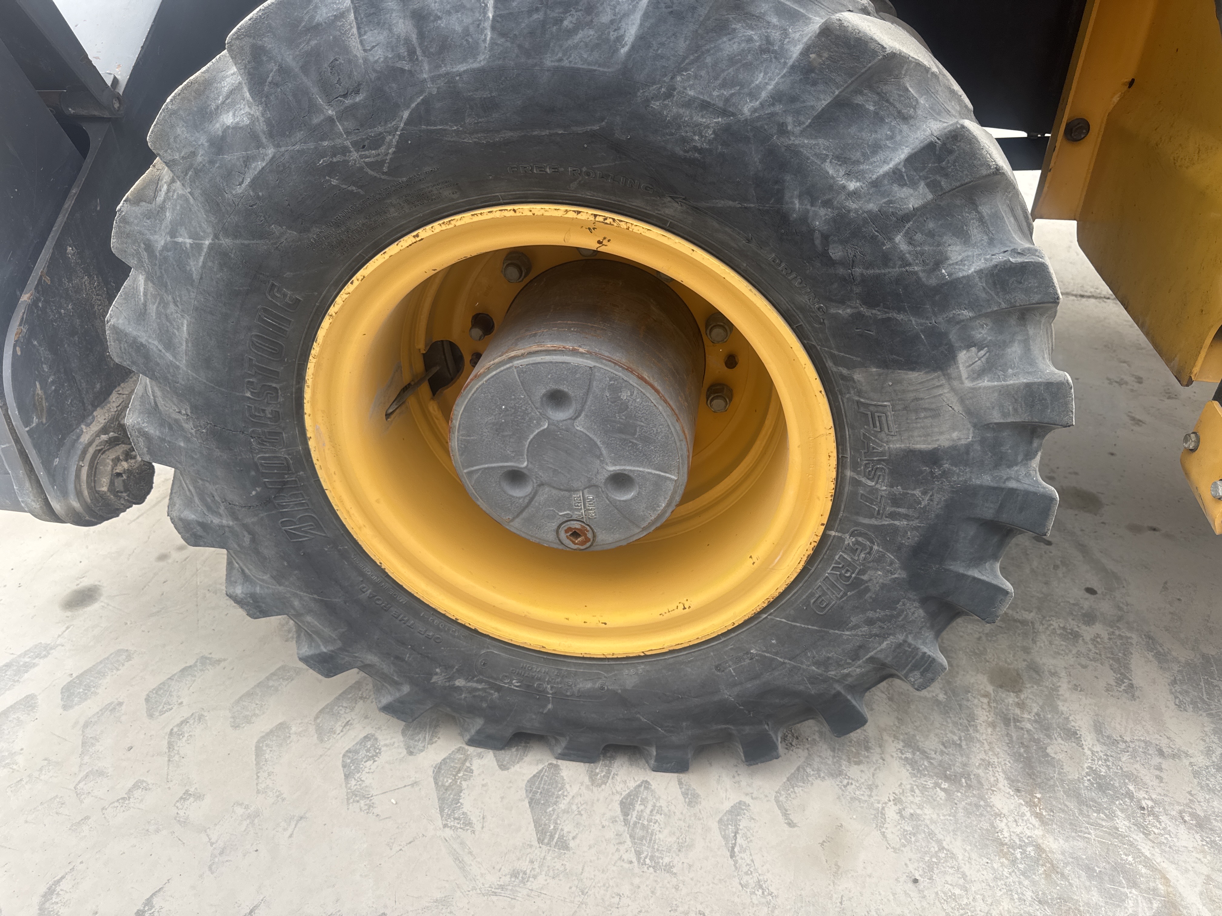 WLX-001-Volvo-EW160D-Wheel-excavators-inspection-Chassis-Right-rear-tire-/-wheel-hub---condition-1