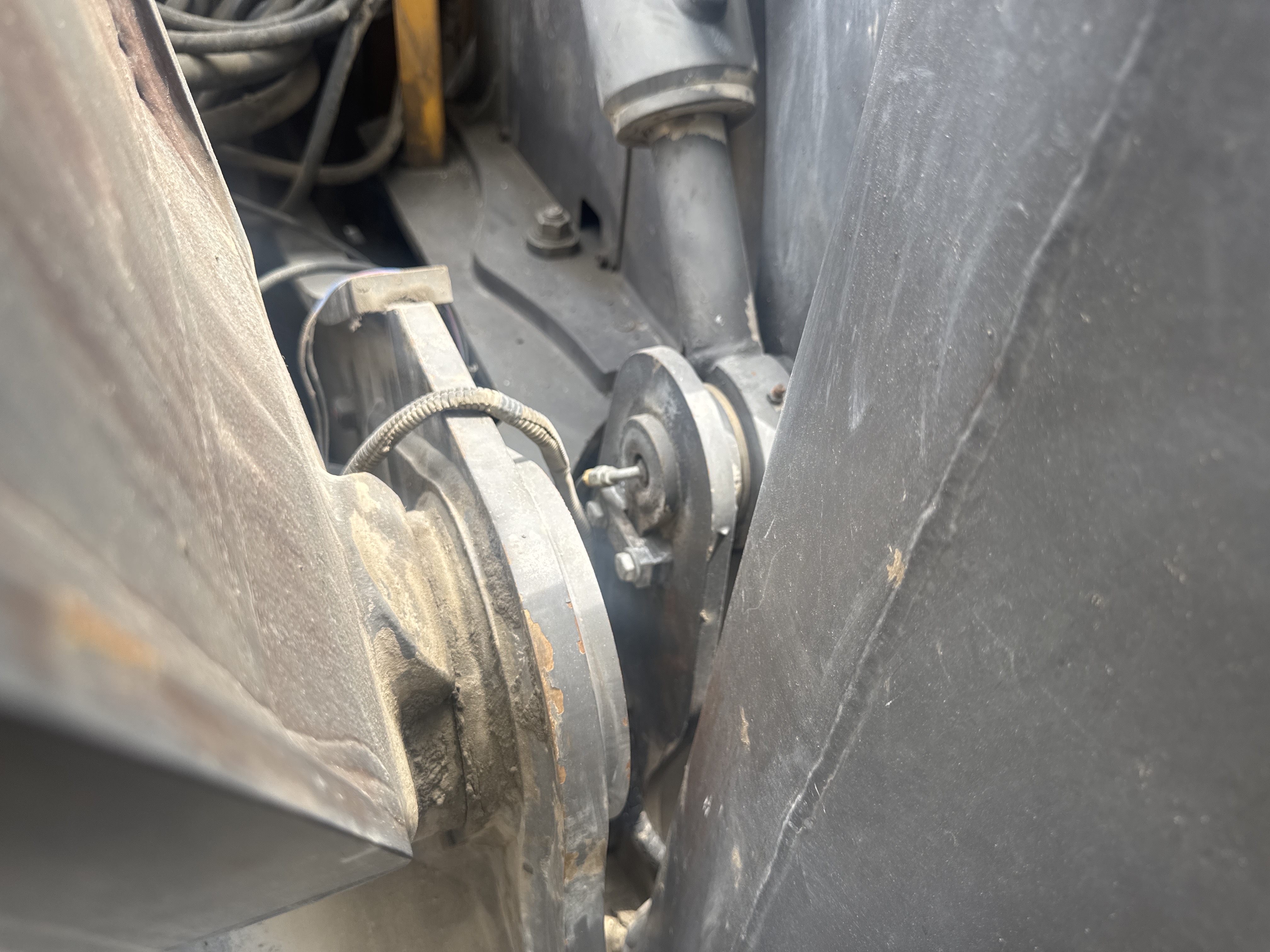 WLX-001-Volvo-EW160D-Wheel-excavators-inspection-Chassis-Boom-base-pin-and-bushings-1
