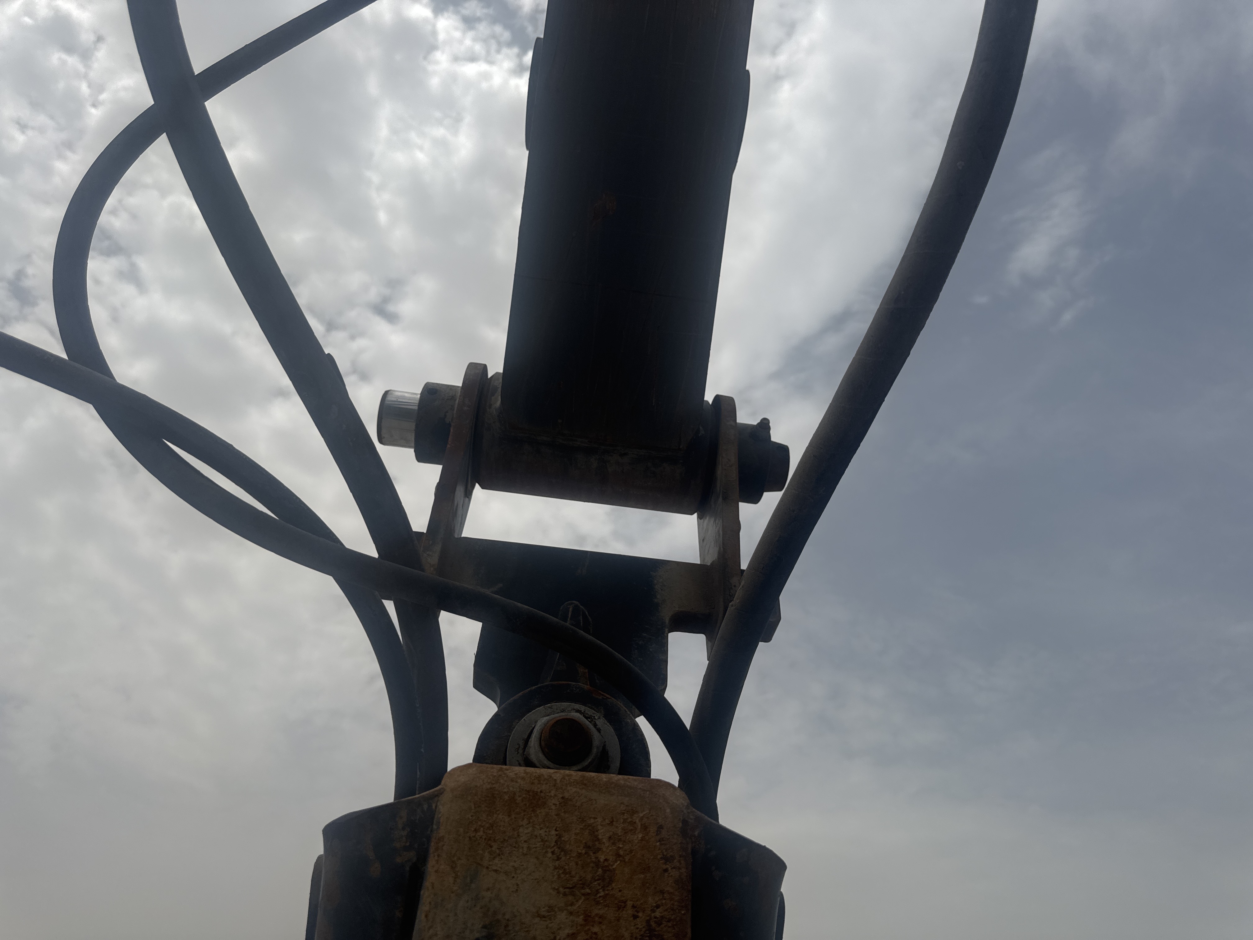 WLX-001-Volvo-EW160D-Wheel-excavators-inspection-Chassis-Pin-and-bushings-stick-to-bucket-1