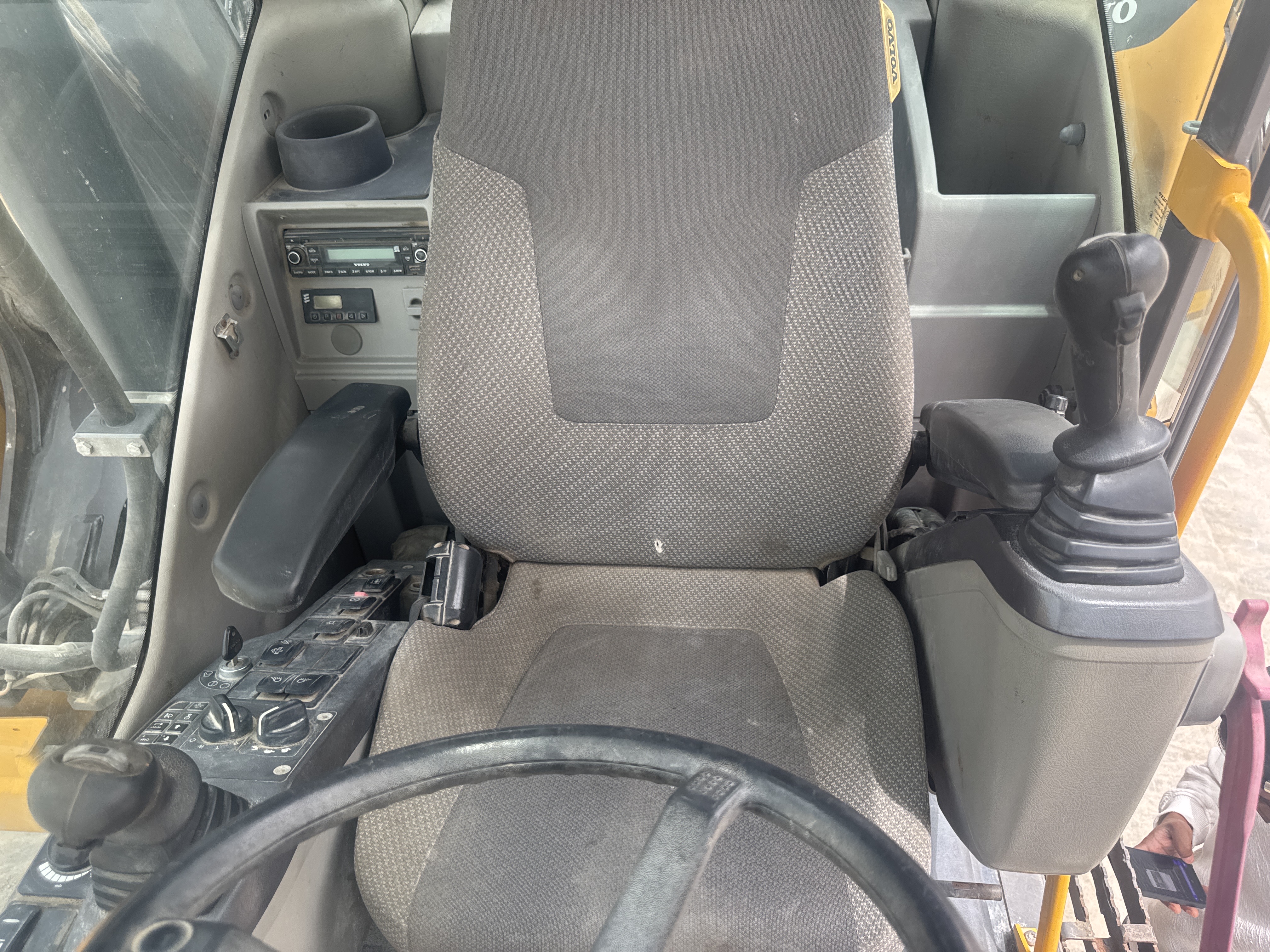 WLX-001-Volvo-EW160D-Wheel-excavators-inspection-Cabin-Seats/armrests-1