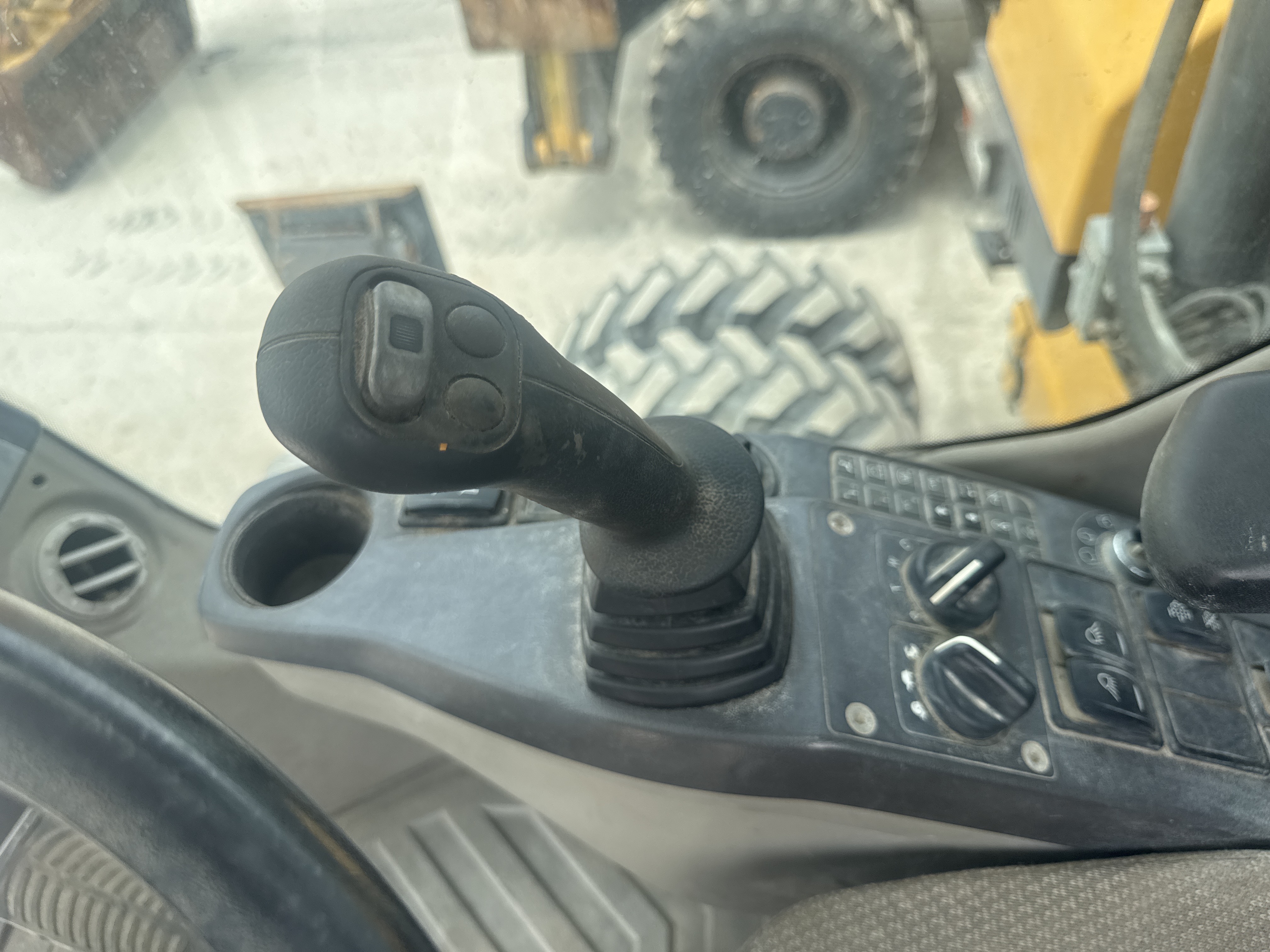 WLX-001-Volvo-EW160D-Wheel-excavators-inspection-Cabin-Joysticks-1