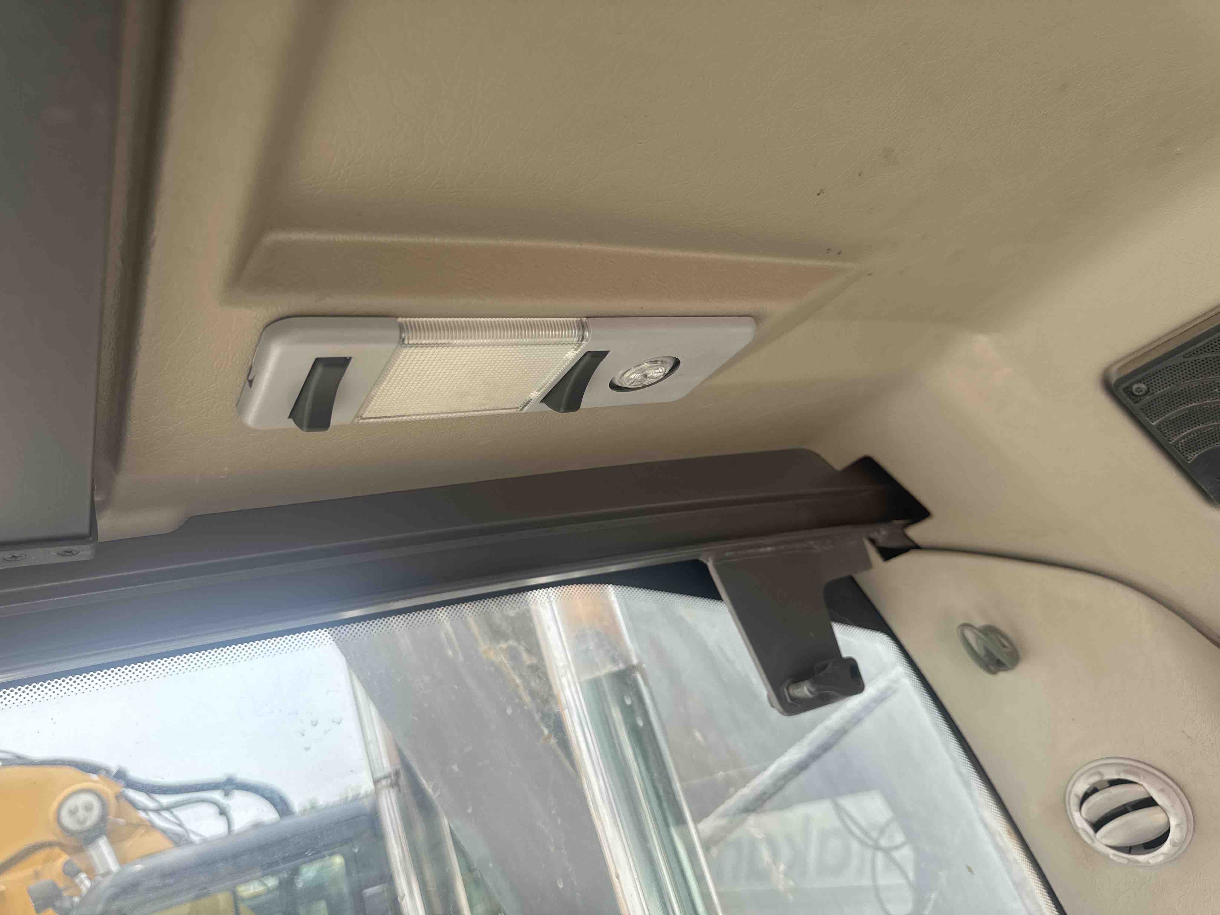 WLX-001-Volvo-EW160D-Wheel-excavators-inspection-Cabin-Cabin-light-1