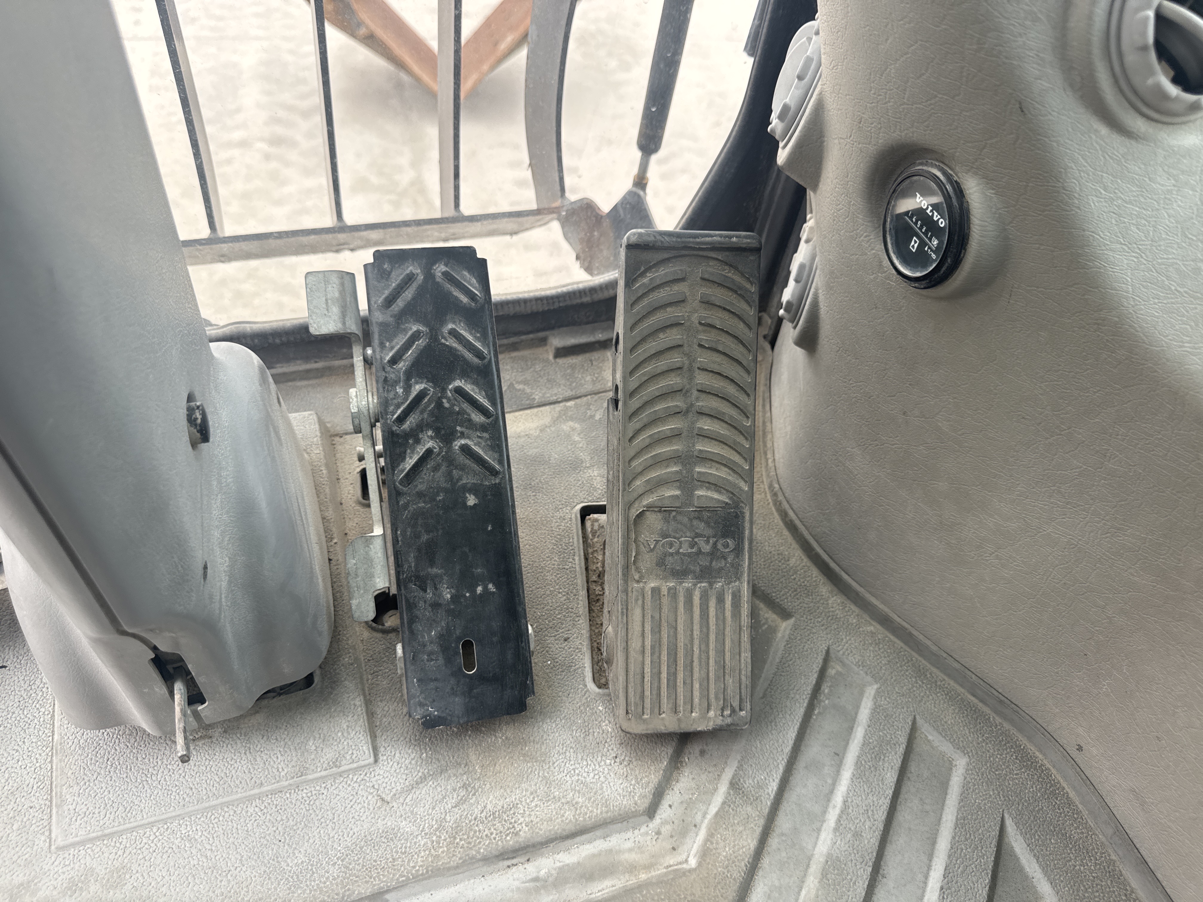 WLX-001-Volvo-EW160D-Wheel-excavators-inspection-Cabin-Pedals-1