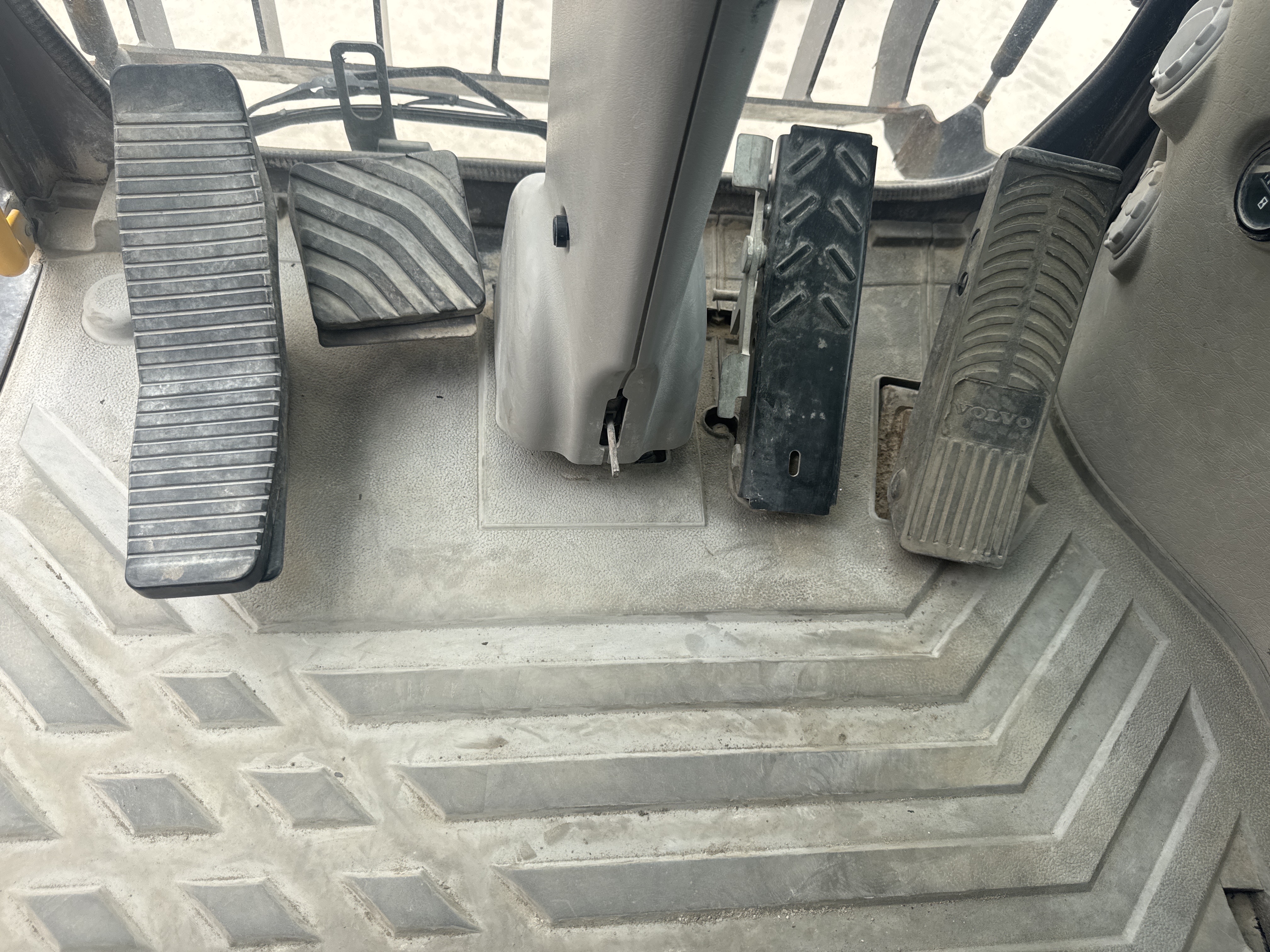 WLX-001-Volvo-EW160D-Wheel-excavators-inspection-Cabin-Pedals-1