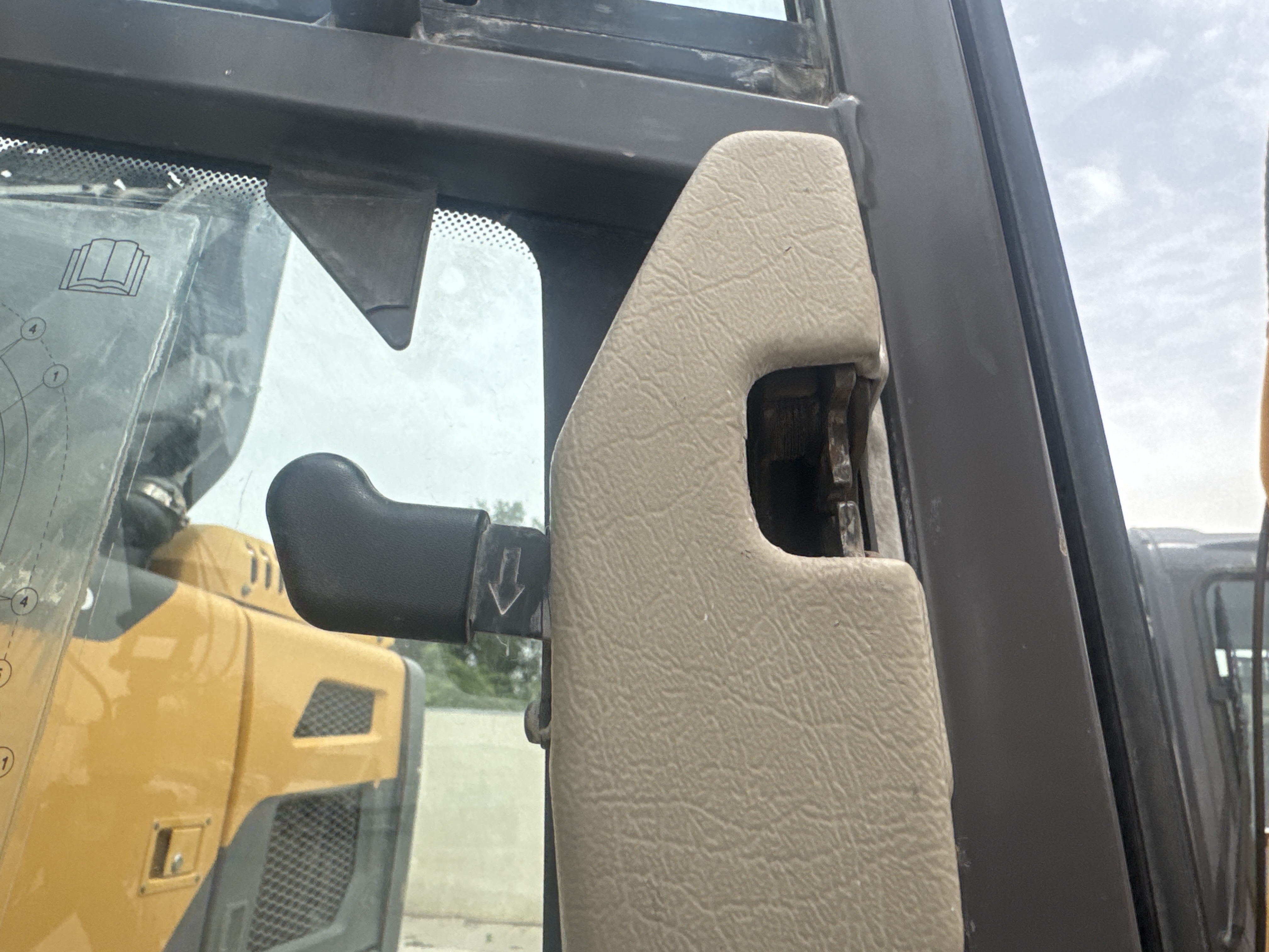 WLX-001-Volvo-EW160D-Wheel-excavators-inspection-Cabin-Door-handles-1