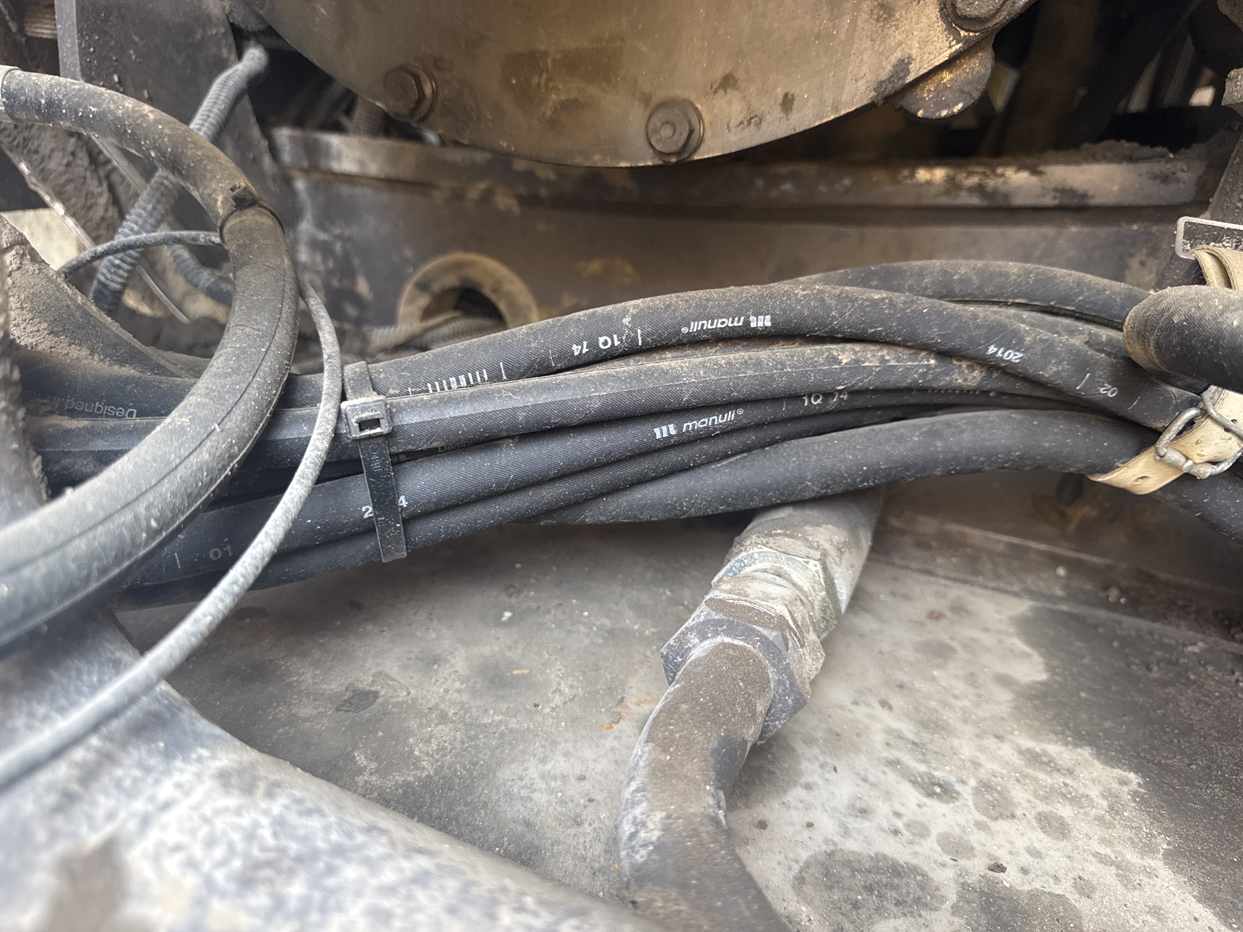 WLX-001-Volvo-EW160D-Wheel-excavators-inspection-Hydraulics-Hydraulic-hoses-and-lines-1