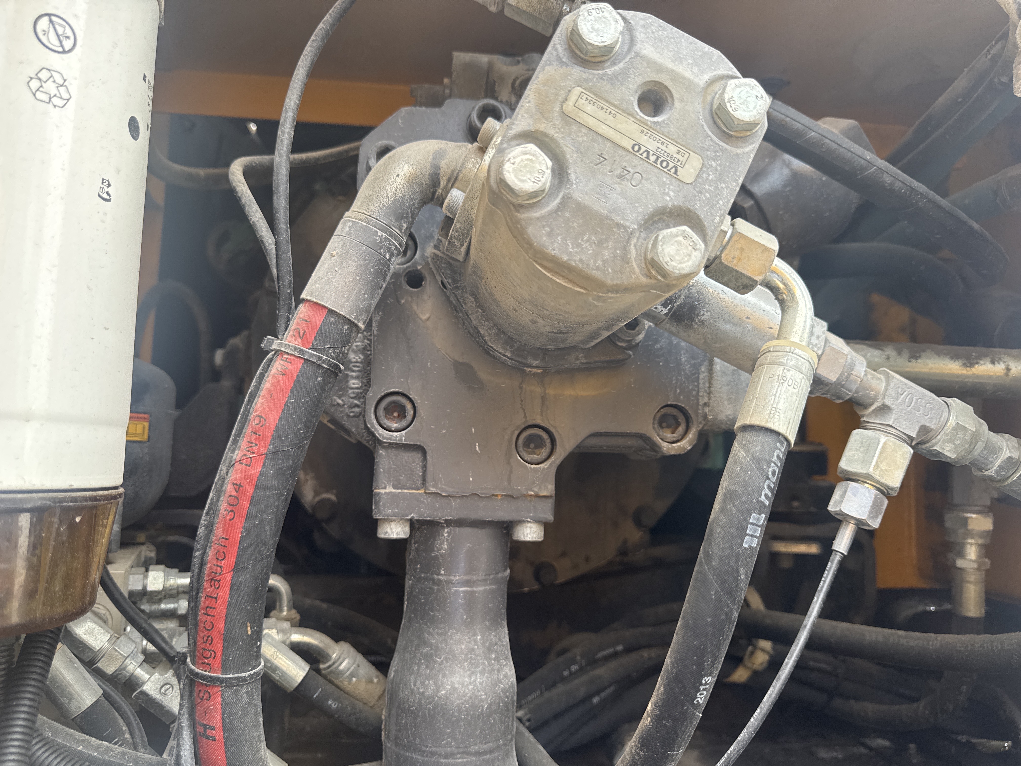 WLX-001-Volvo-EW160D-Wheel-excavators-inspection-Hydraulics-Hydraulic-pump-1