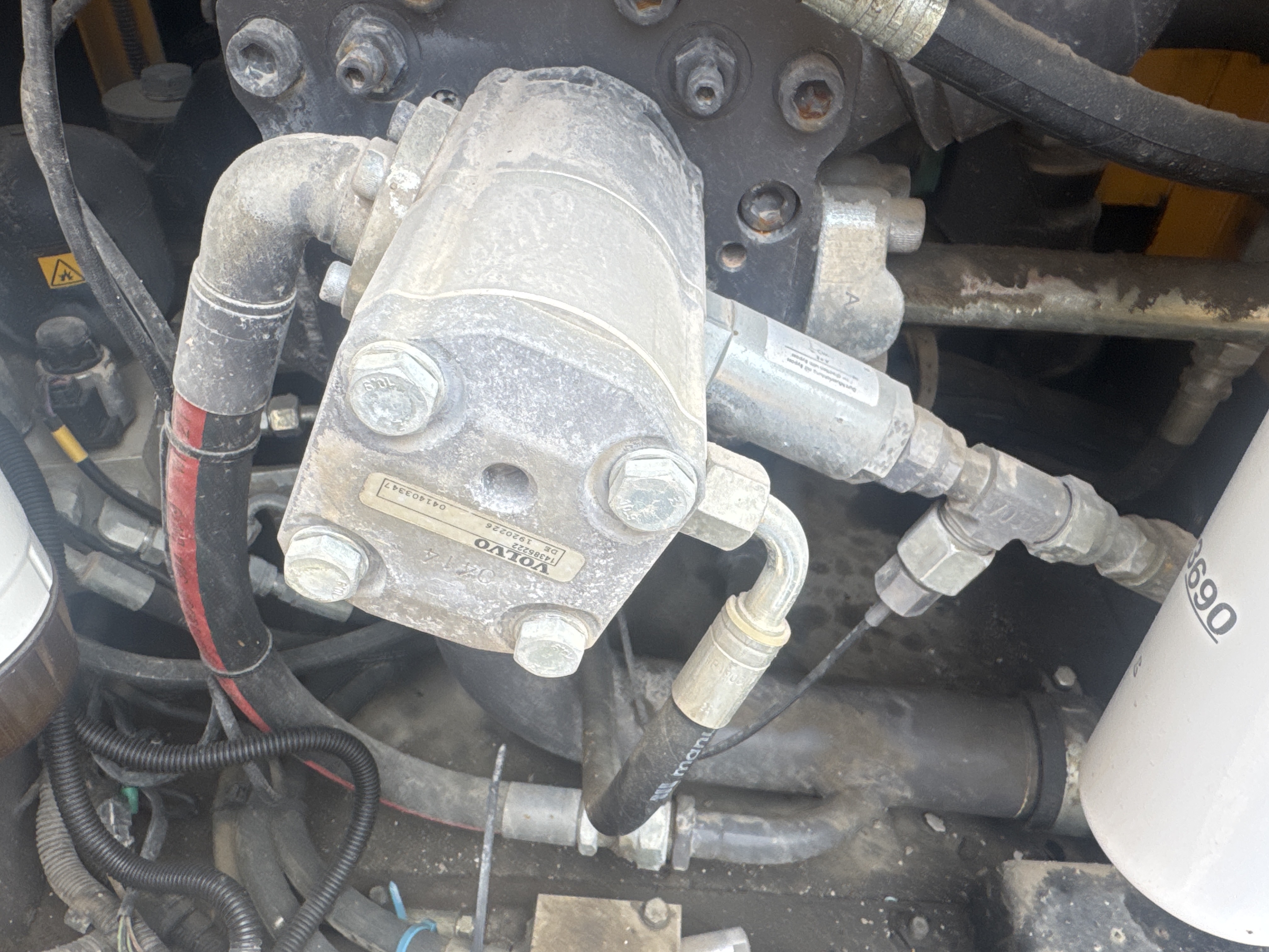 WLX-001-Volvo-EW160D-Wheel-excavators-inspection-Hydraulics-Hydraulic-pump-1