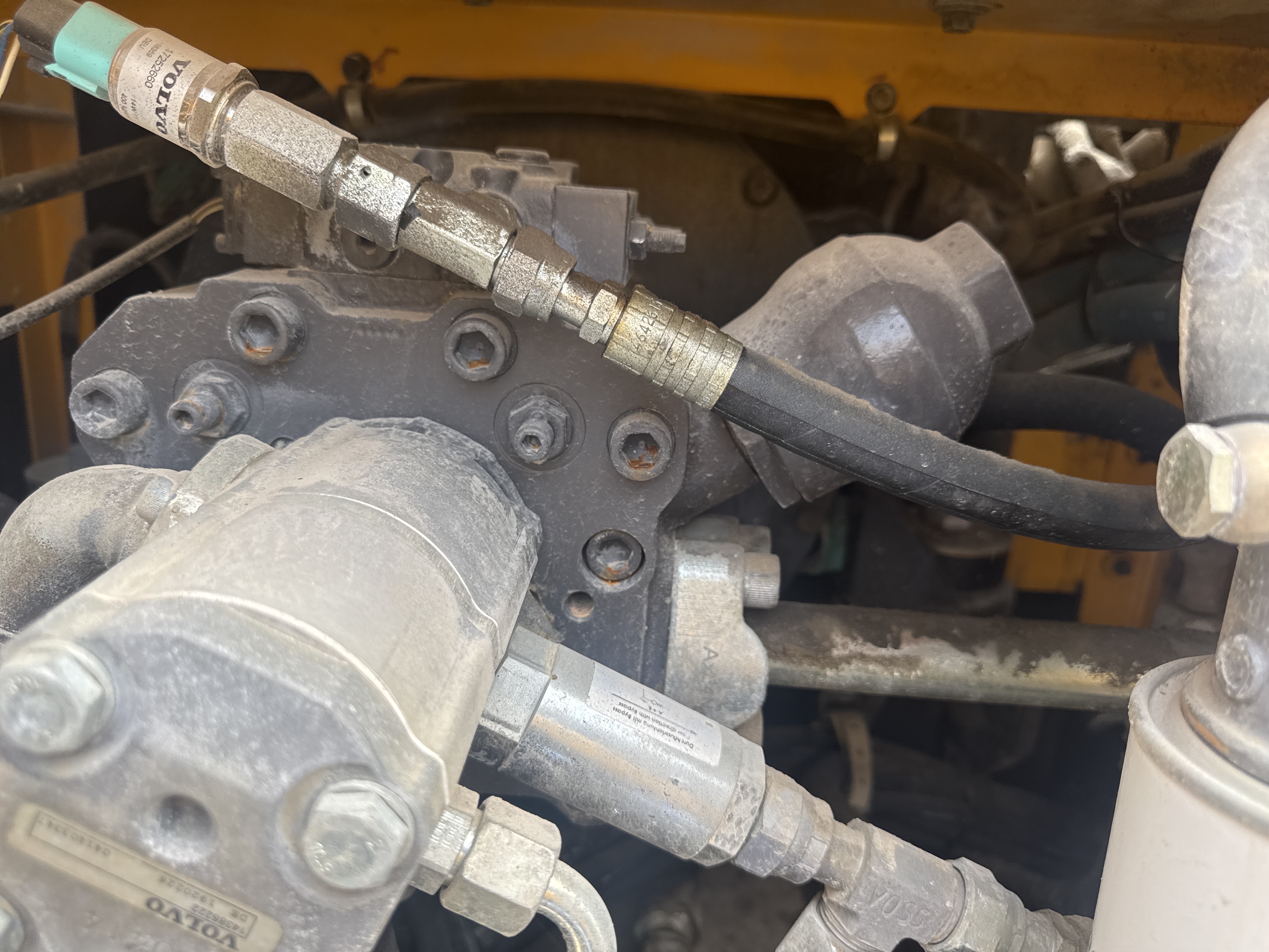 WLX-001-Volvo-EW160D-Wheel-excavators-inspection-Hydraulics-Hydraulic-pump-1