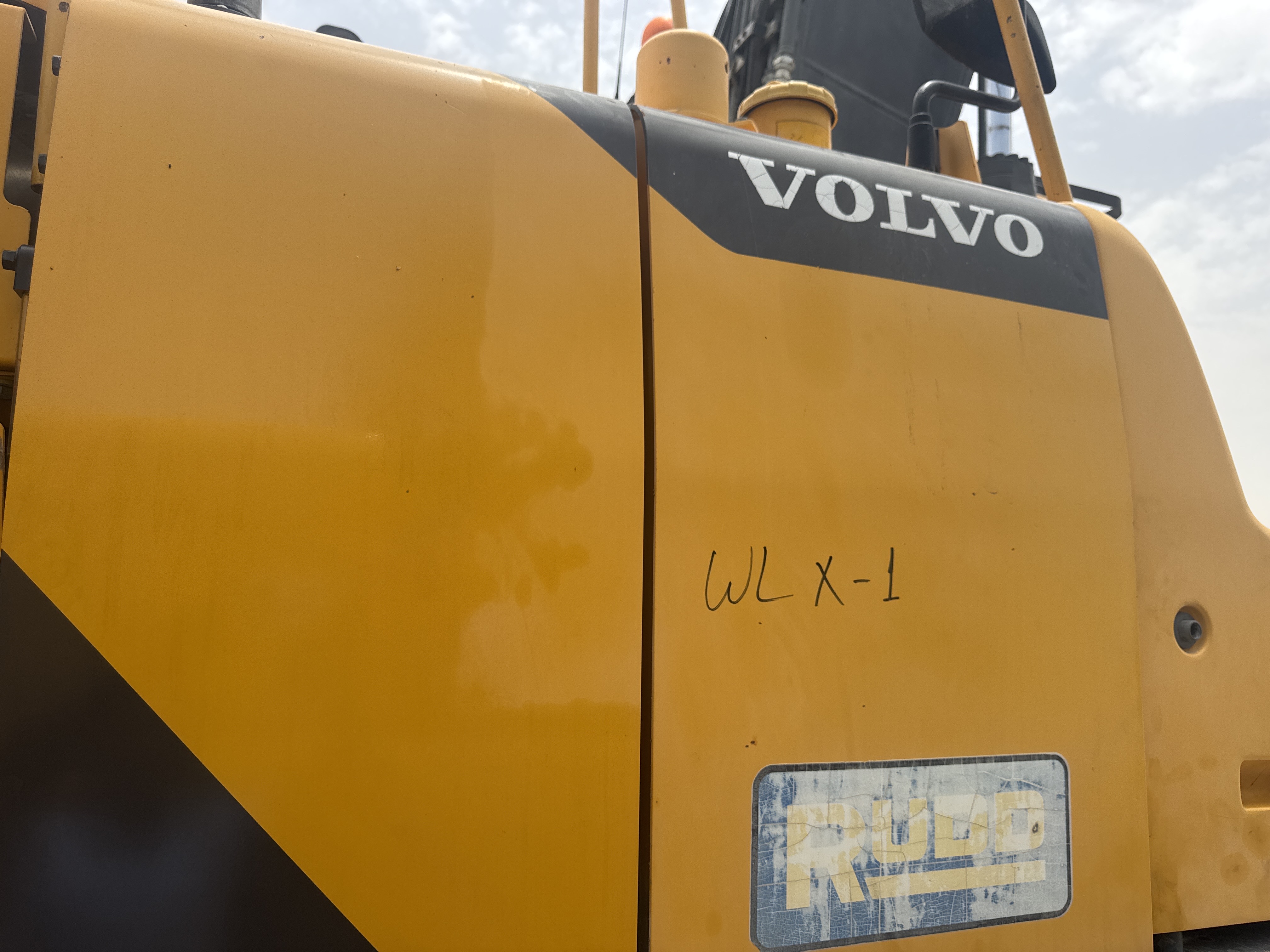 WLX-001-Volvo-EW160D-Wheel-excavators-inspection-Hydraulics-Hydraulic-Tank-1