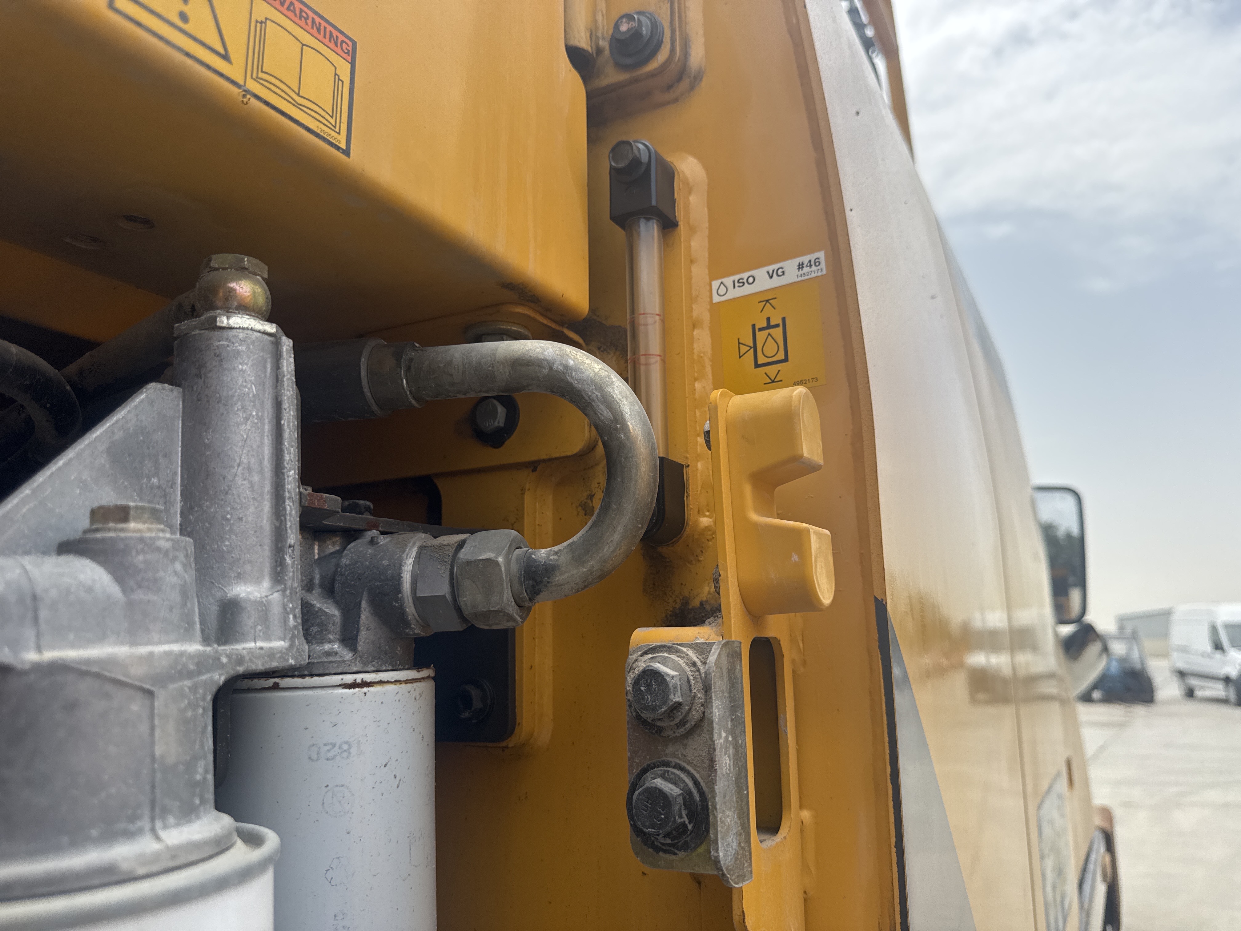 WLX-001-Volvo-EW160D-Wheel-excavators-inspection-Hydraulics-Hydraulic-Tank-1