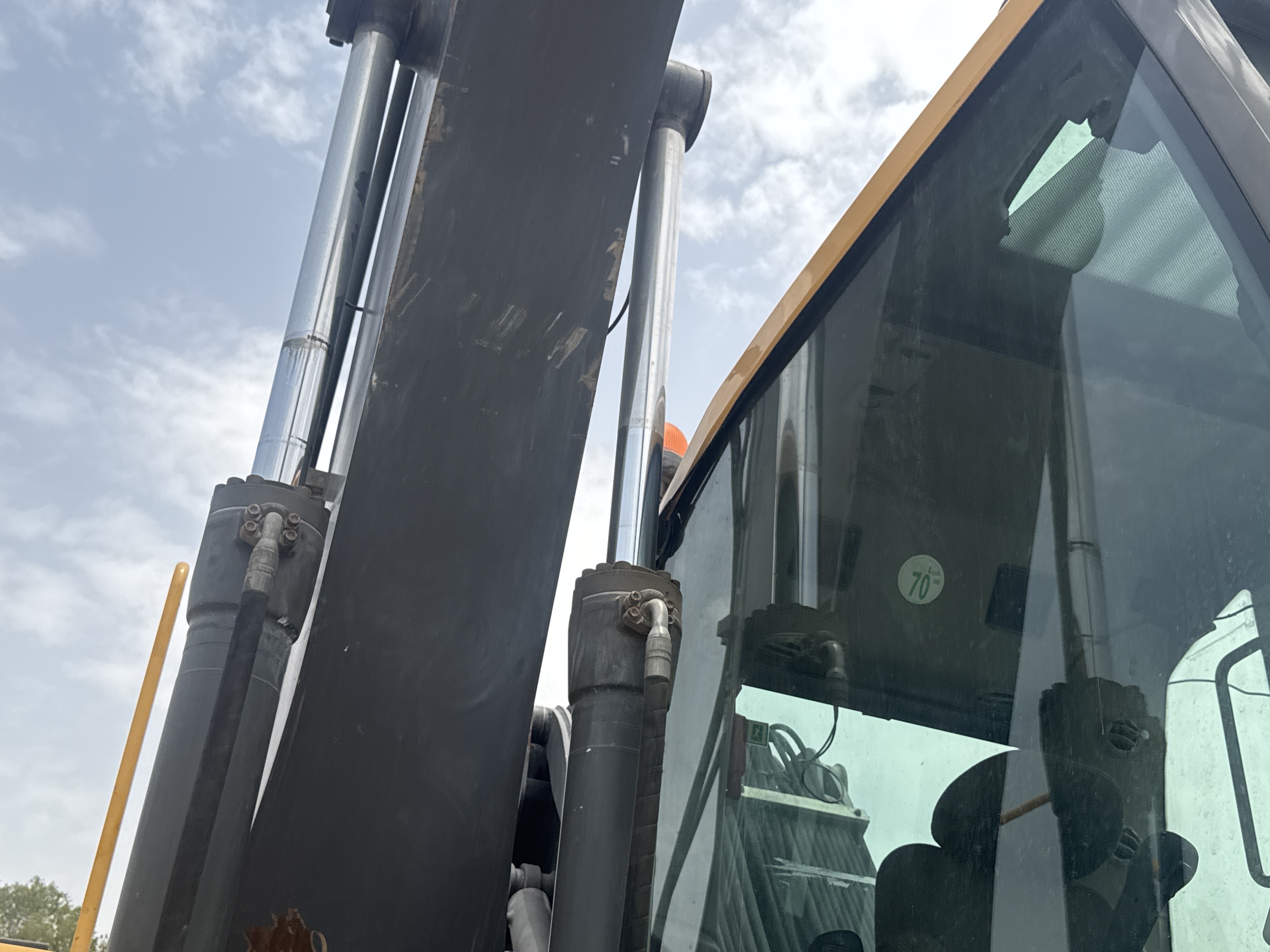 WLX-001-Volvo-EW160D-Wheel-excavators-inspection-Hydraulics-Boom-lift-cylinder-1