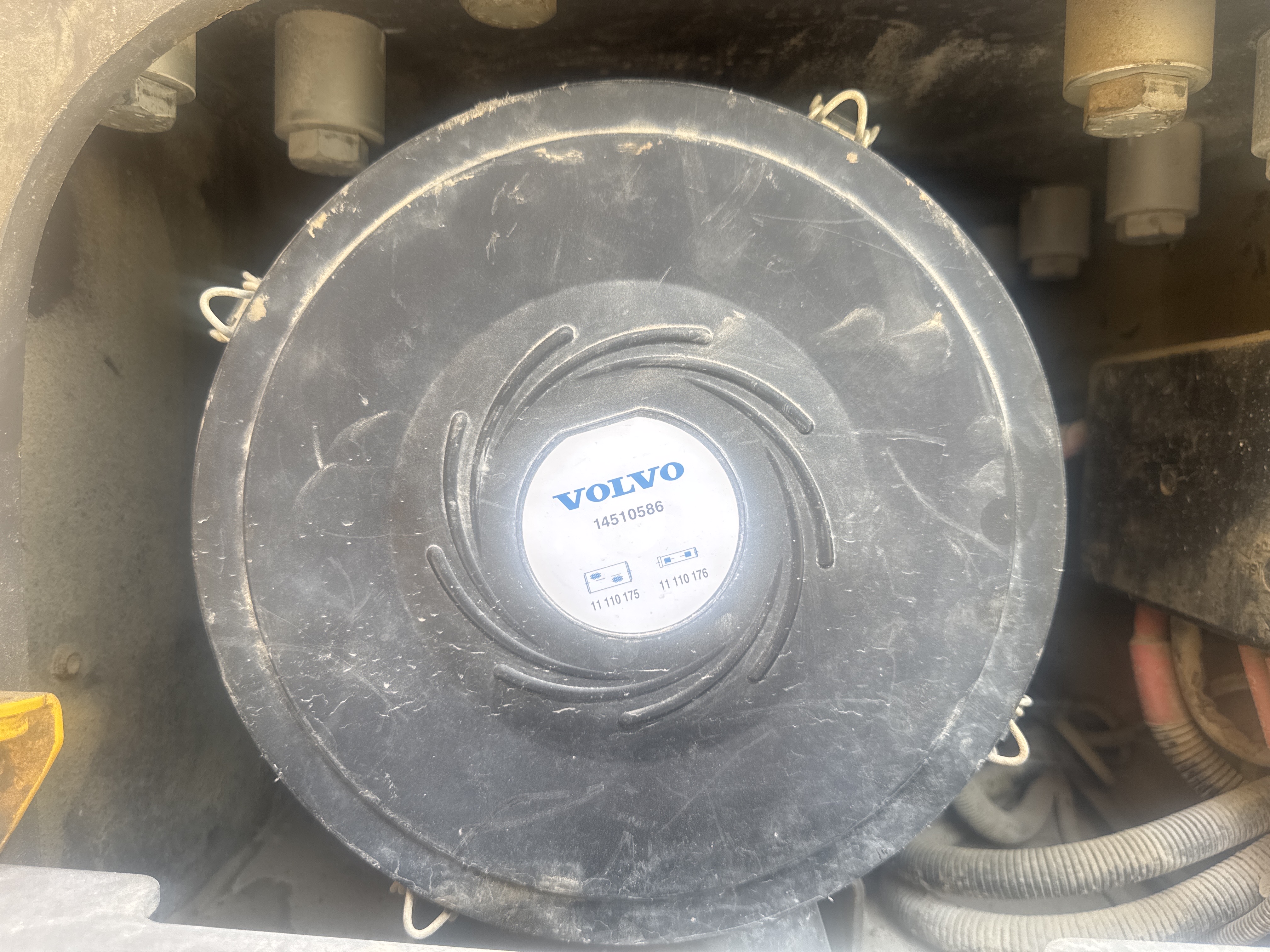 WLX-001-Volvo-EW160D-Wheel-excavators-inspection-Engine-Air-intake-system-1