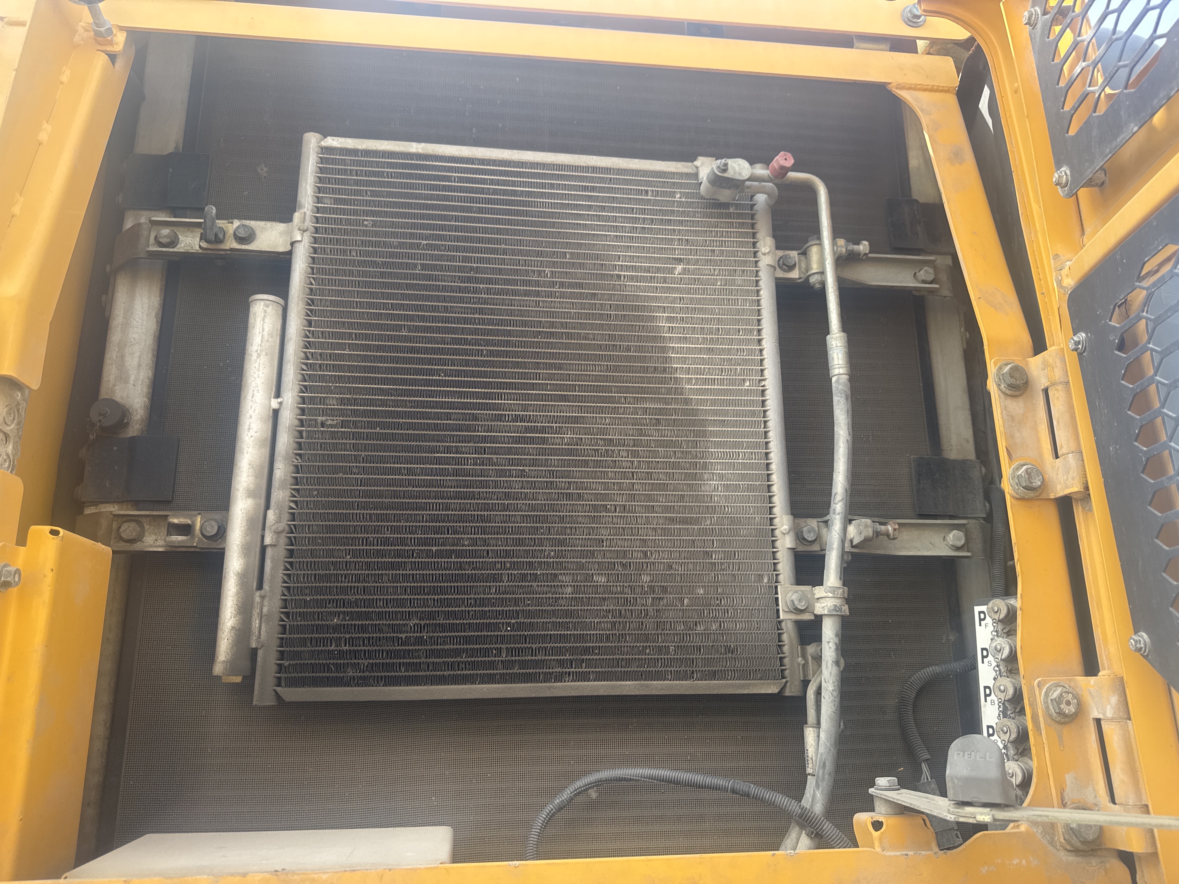 WLX-001-Volvo-EW160D-Wheel-excavators-inspection-Engine-Radiator,-oil-cooler-and-air-cooler-1