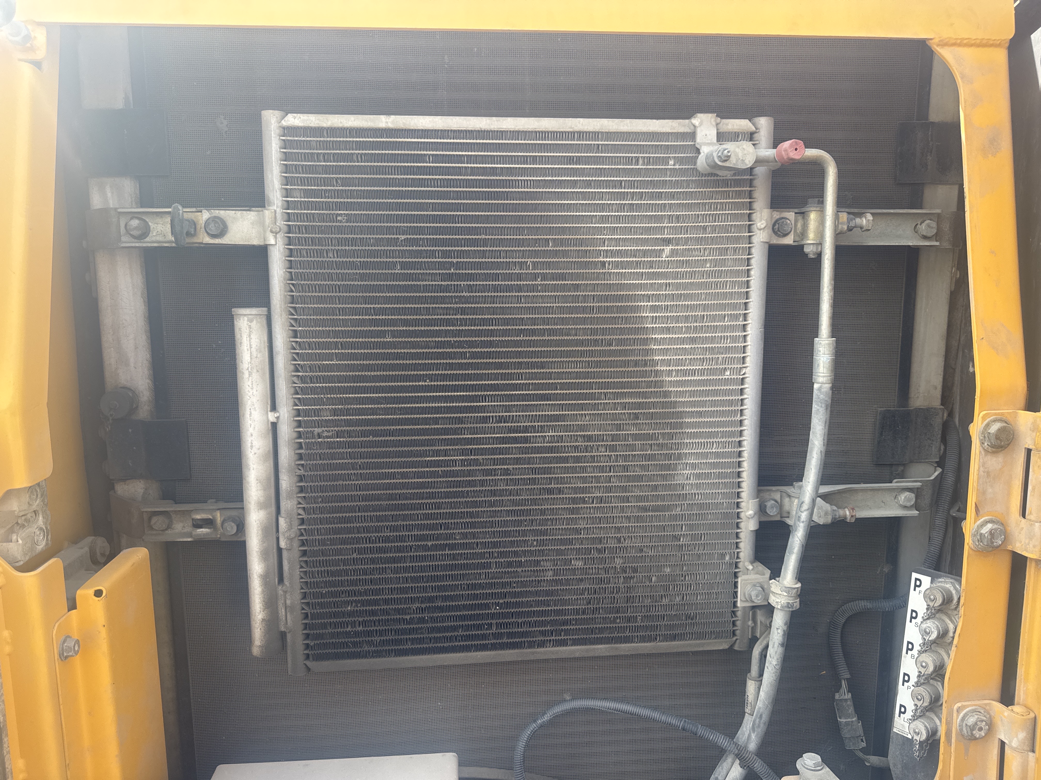 WLX-001-Volvo-EW160D-Wheel-excavators-inspection-Engine-Radiator,-oil-cooler-and-air-cooler-1