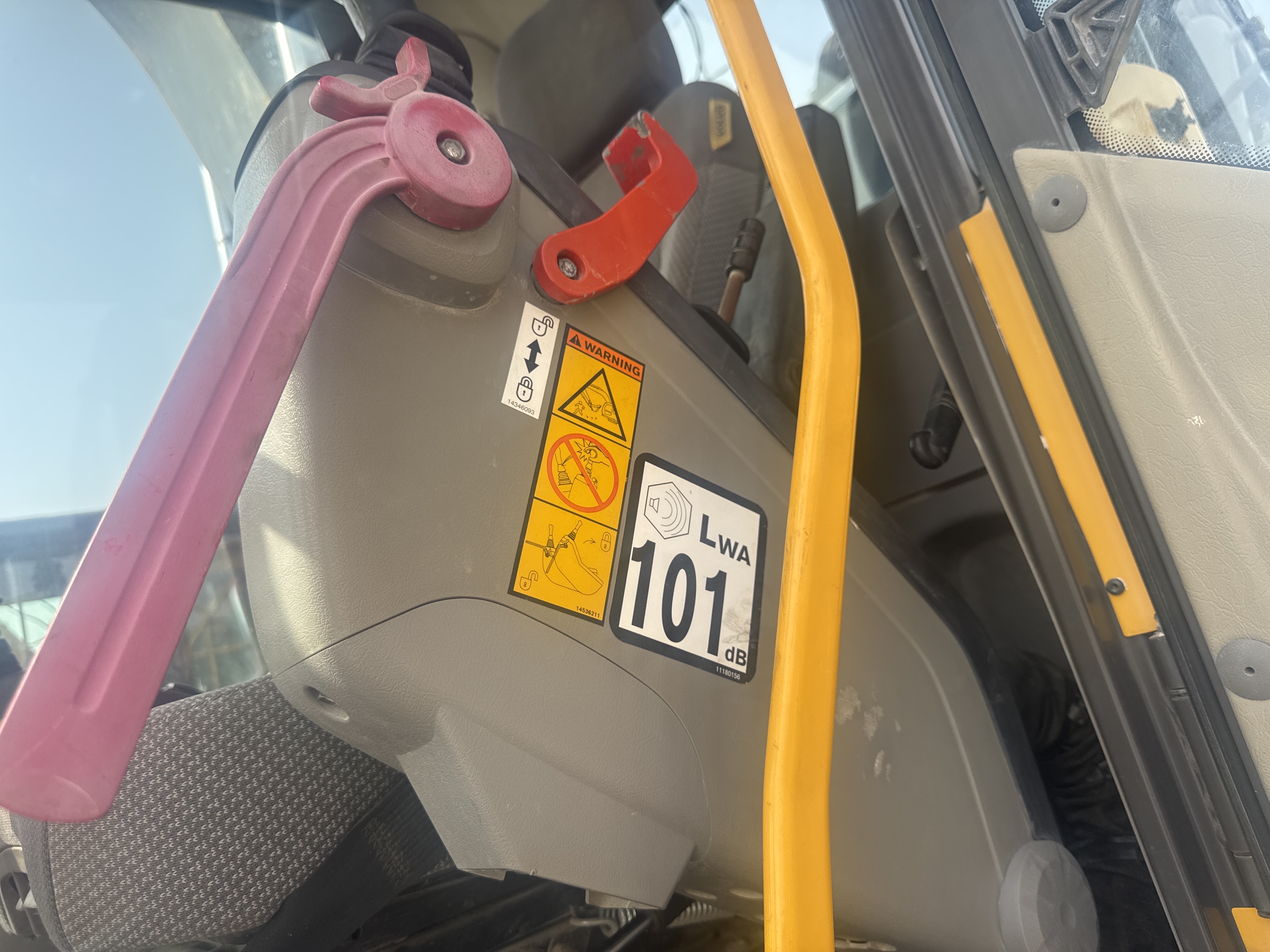 WLX-001-Volvo-EW160D-Wheel-excavators-inspection-Safety-Hydraulic-safety-lock-1