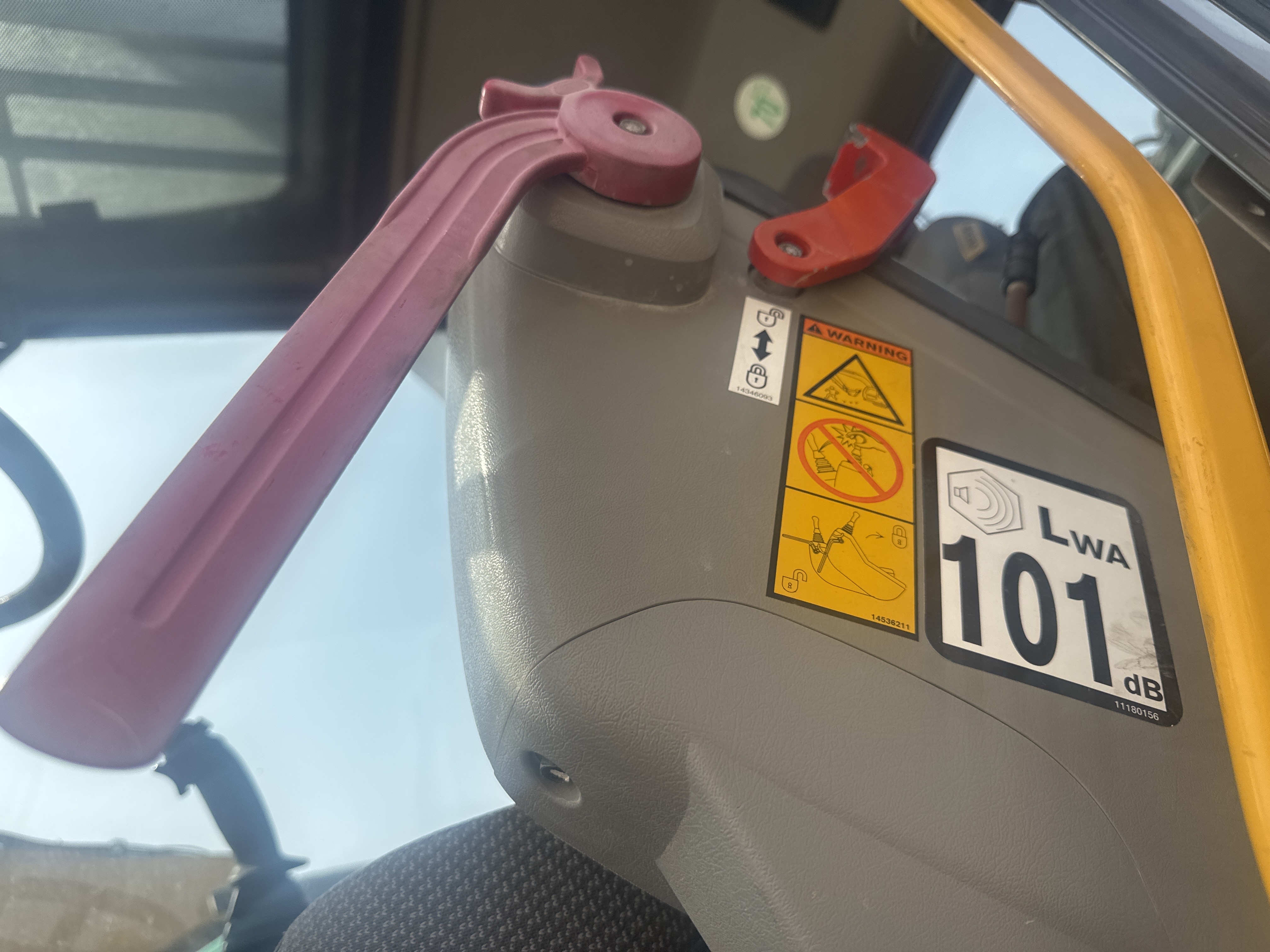 WLX-001-Volvo-EW160D-Wheel-excavators-inspection-Safety-Hydraulic-safety-lock-1