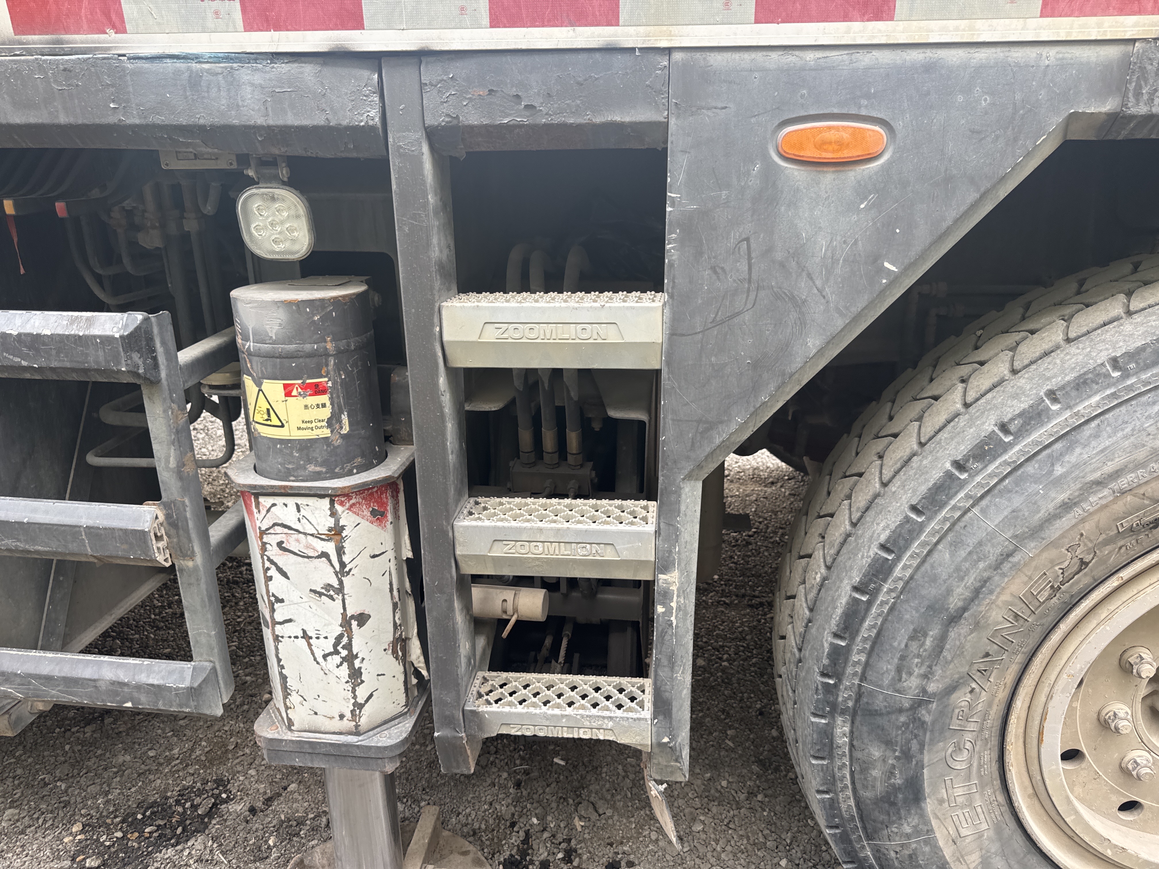 TRC-004-Zoomlion-ZTC-800V-Truck-cranes-inspection-Structure-Steps/ladders-1