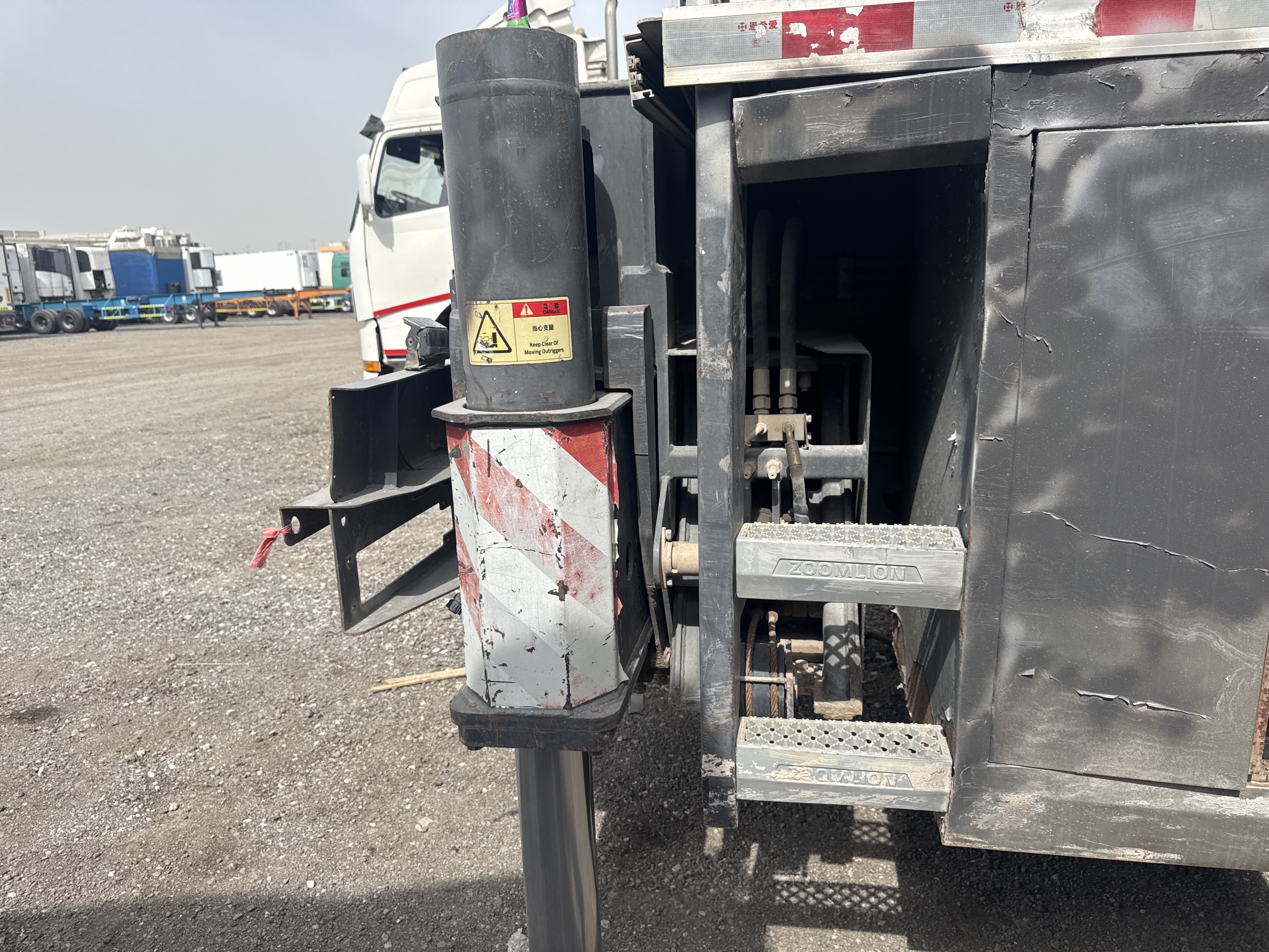 TRC-004-Zoomlion-ZTC-800V-Truck-cranes-inspection-Structure-Steps/ladders-1