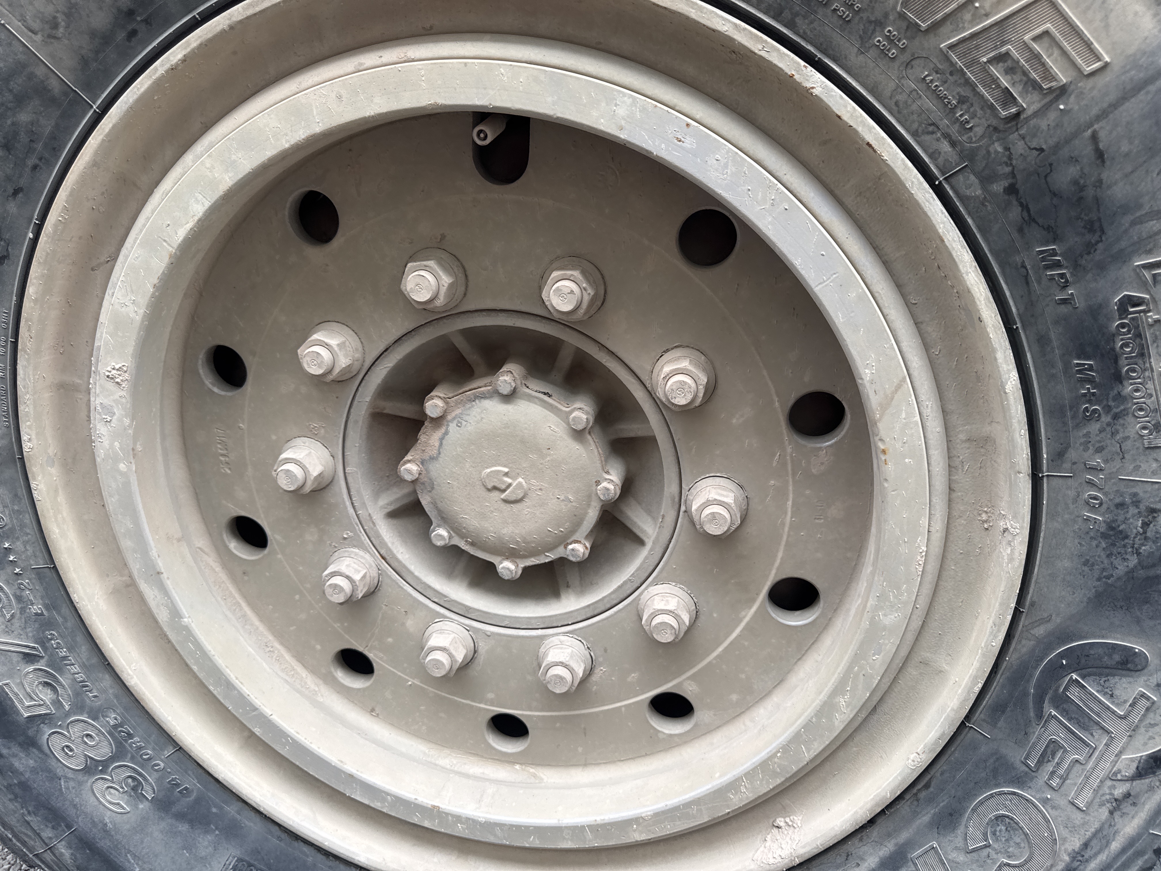 TRC-004-Zoomlion-ZTC-800V-Truck-cranes-inspection-Chassis-Wheel-hub-condition-1