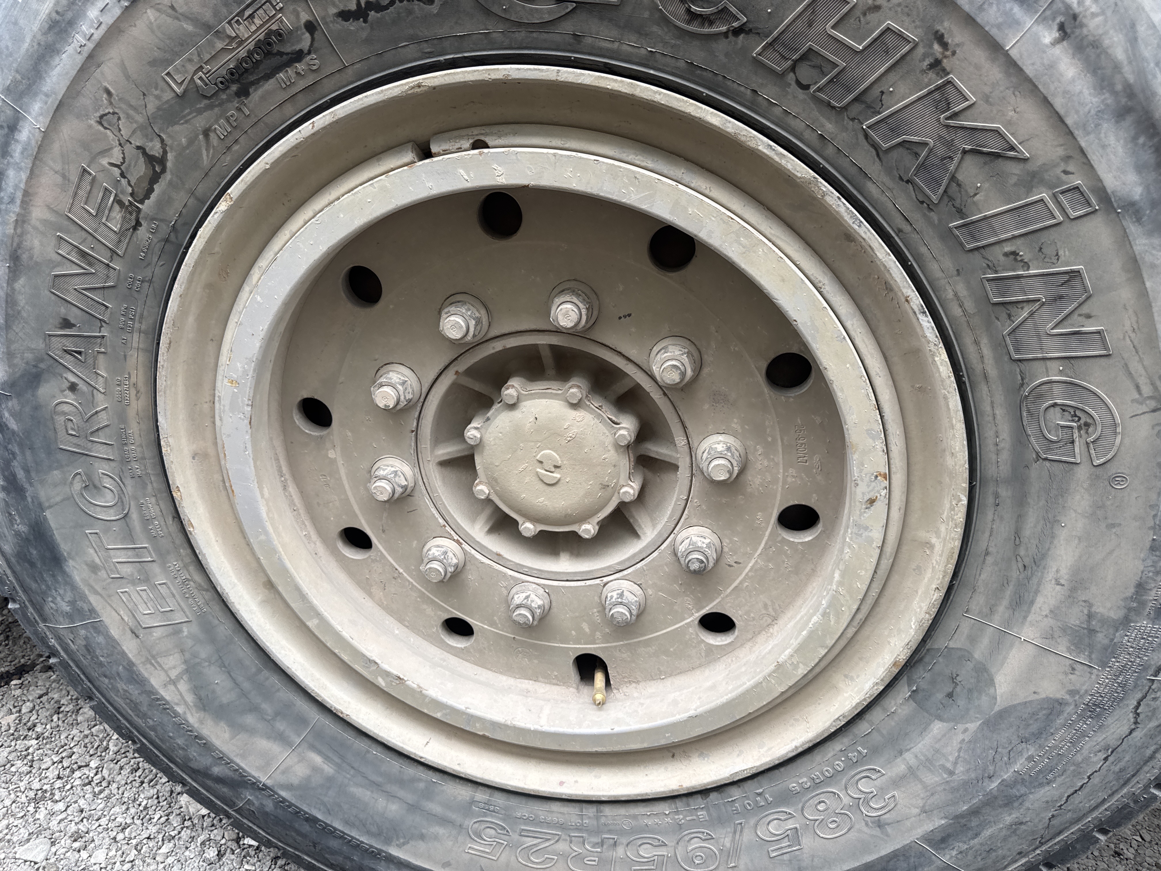 TRC-004-Zoomlion-ZTC-800V-Truck-cranes-inspection-Chassis-Wheel-hub-condition-1