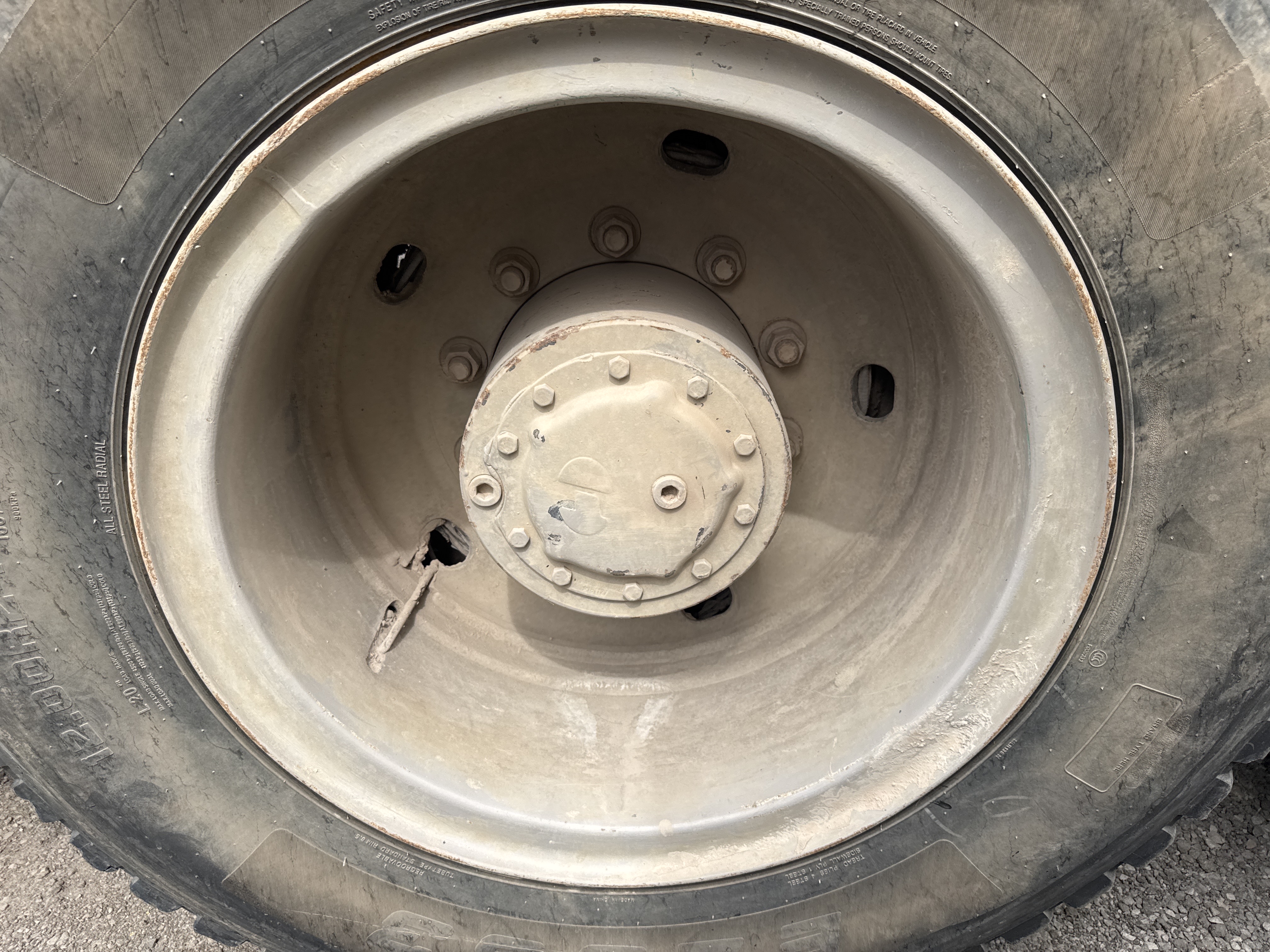 TRC-004-Zoomlion-ZTC-800V-Truck-cranes-inspection-Chassis-Wheel-hub-condition-1