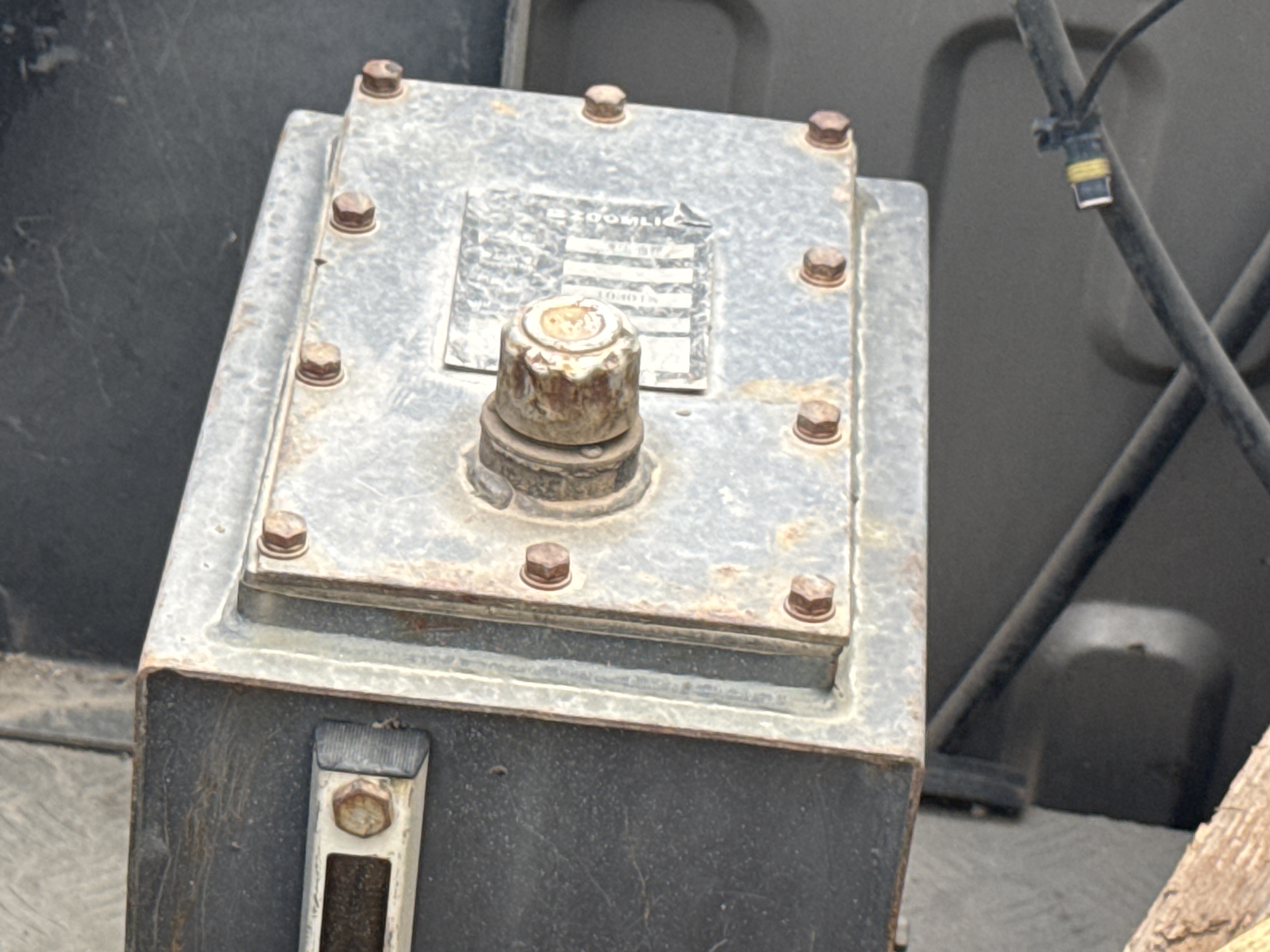 TRC-004-Zoomlion-ZTC-800V-Truck-cranes-inspection-Hydraulics-Hydraulic-Tank-1