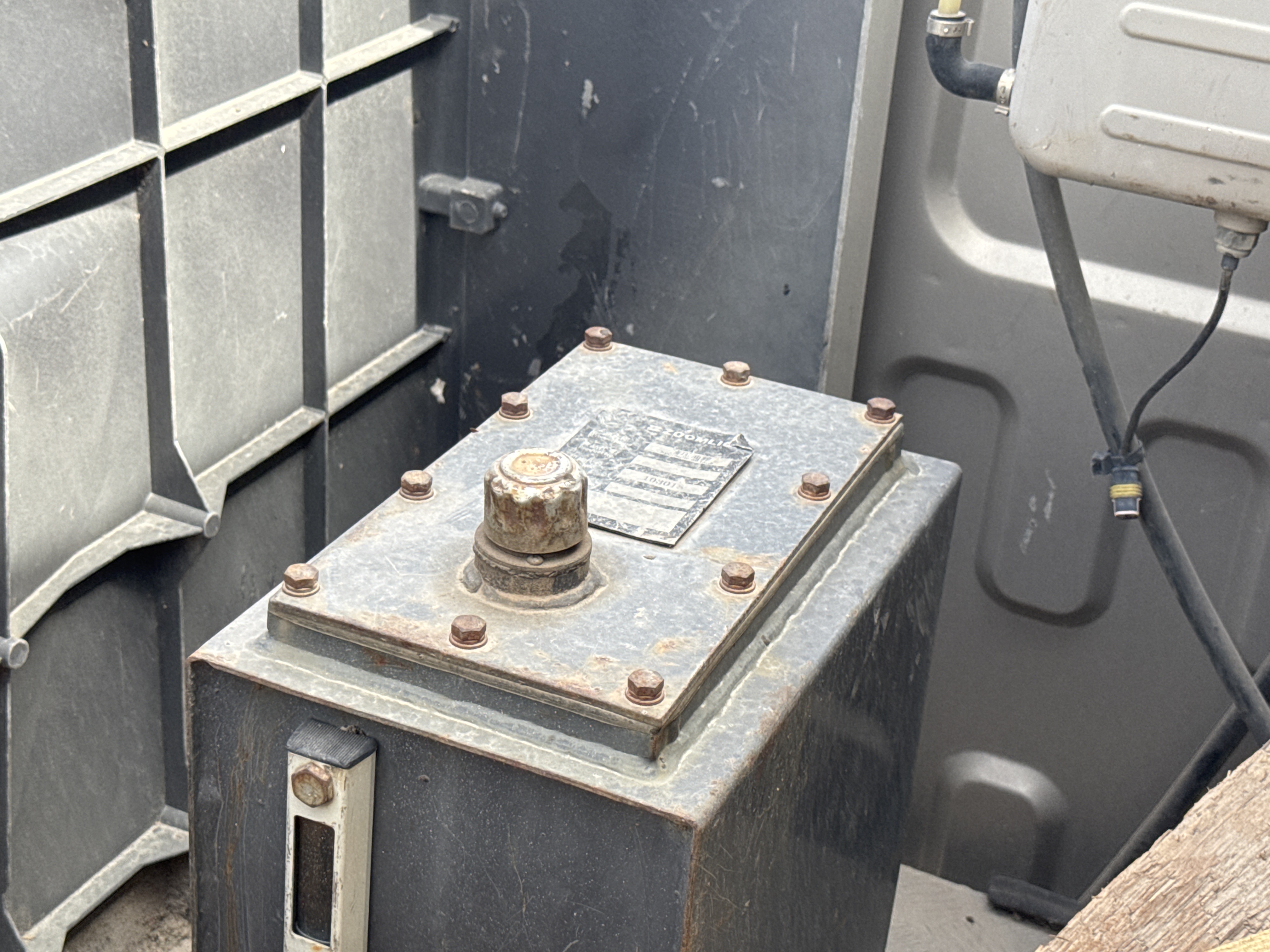 TRC-004-Zoomlion-ZTC-800V-Truck-cranes-inspection-Hydraulics-Hydraulic-Tank-1